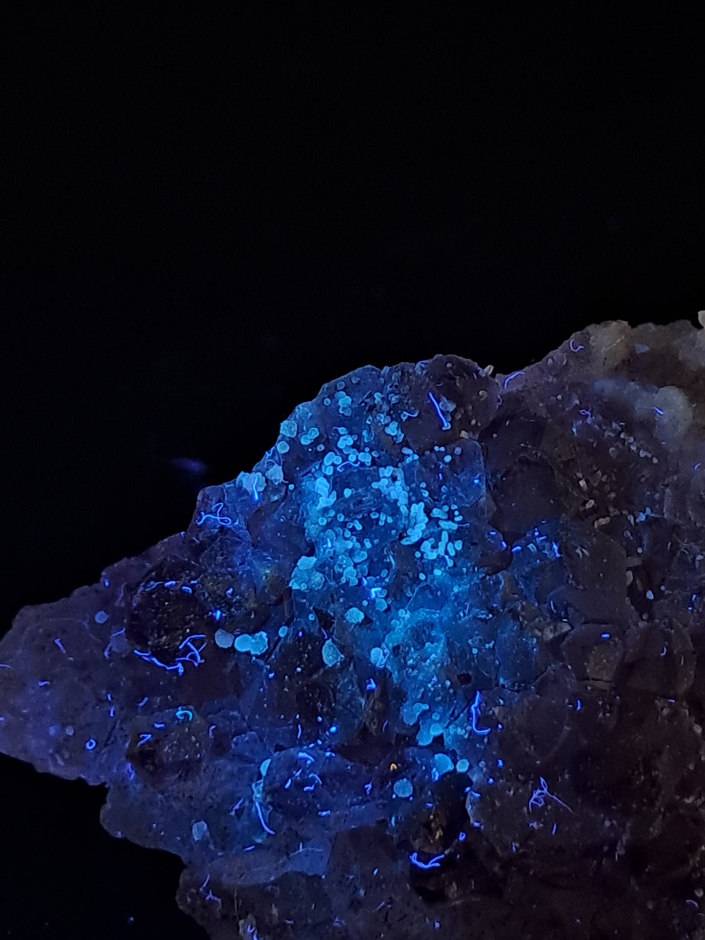 Flor de amatista sobre cuarzo con calcita reactiva a los rayos UV (Karur) | Conjunto de cristales | Piedra natural | Ejemplar mineral n.° KA106