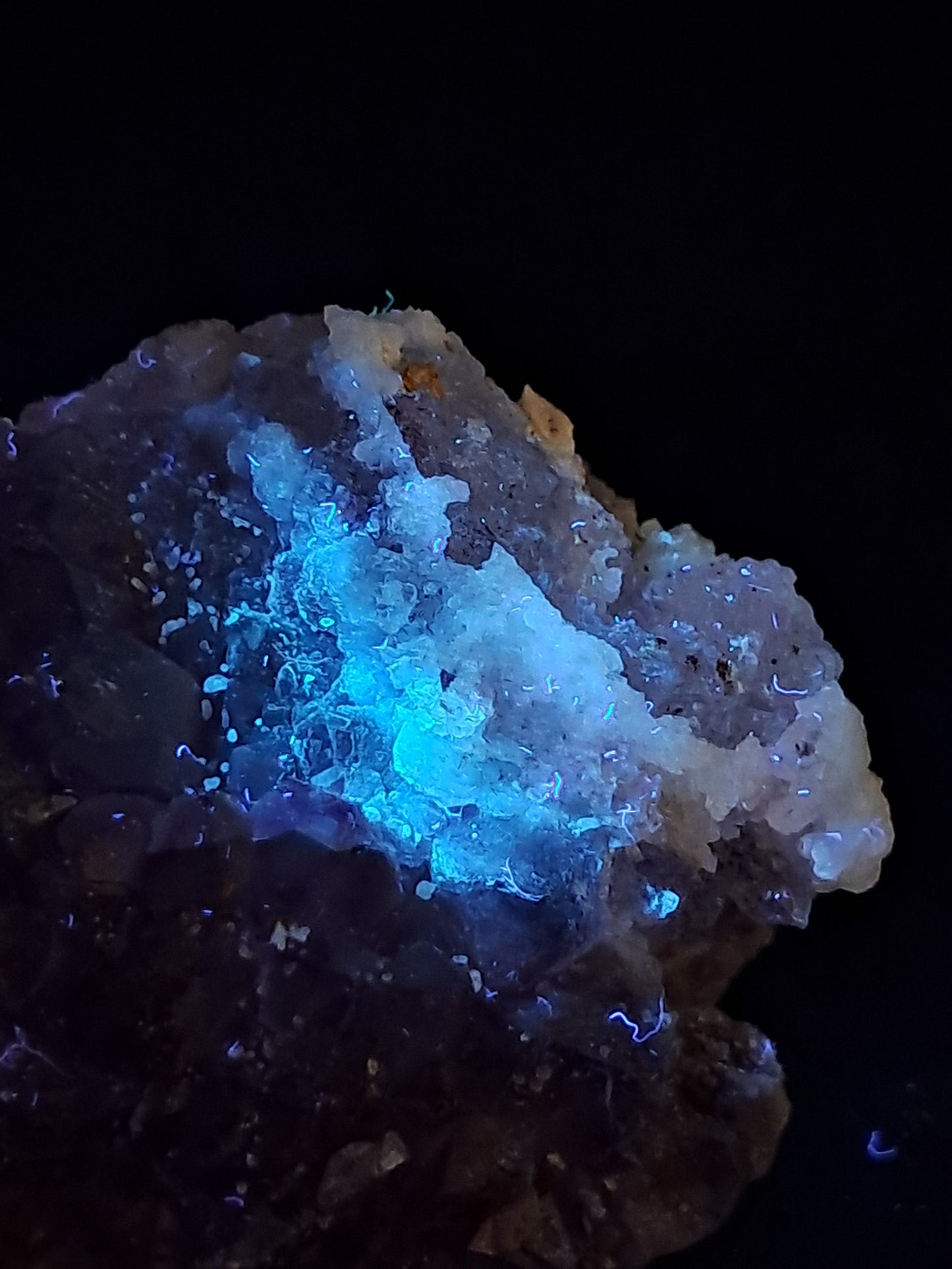 Flor de amatista sobre cuarzo con calcita reactiva a los rayos UV (Karur) | Conjunto de cristales | Piedra natural | Ejemplar mineral n.° KA106