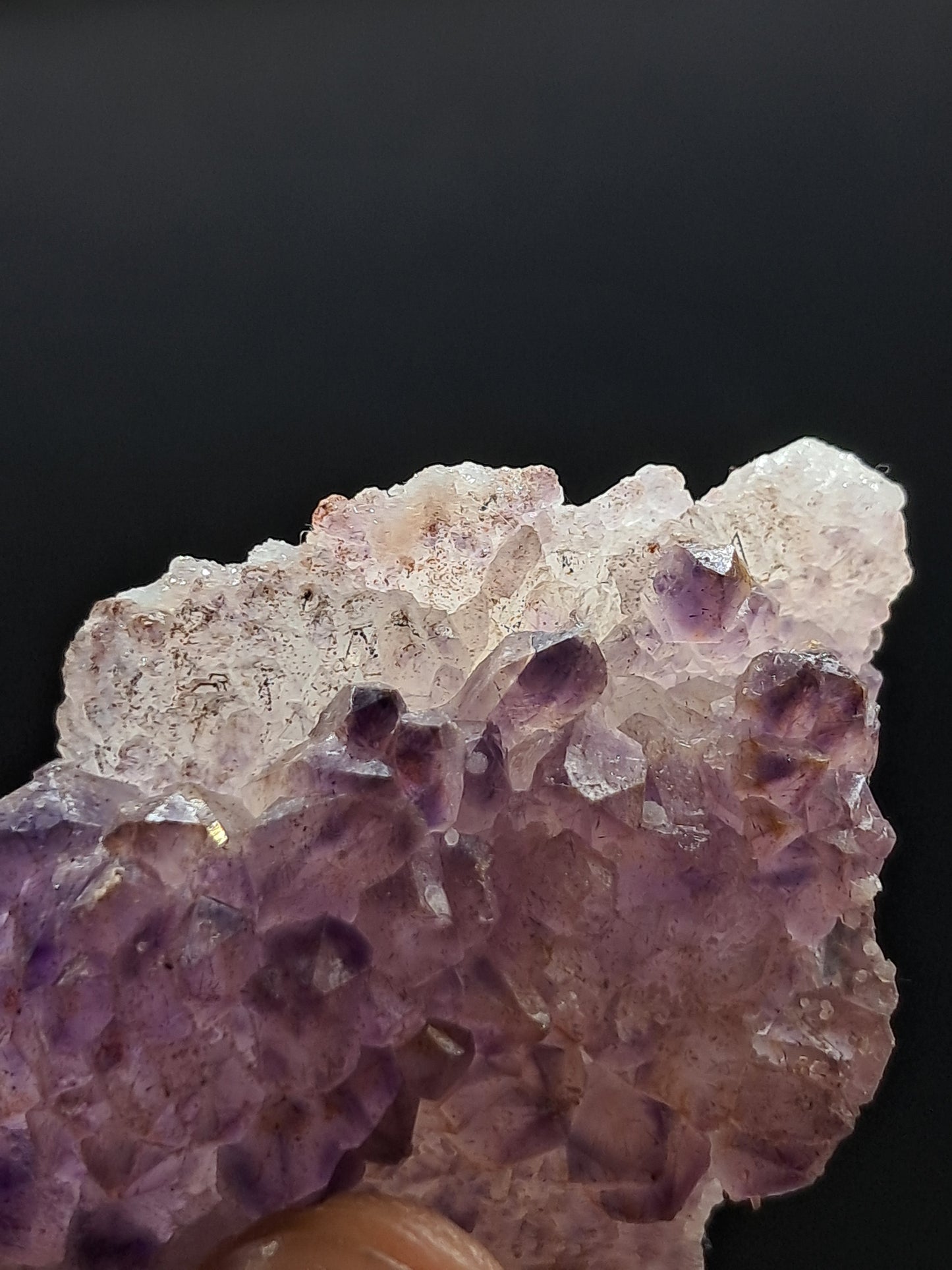 Flor de amatista sobre cuarzo con calcita reactiva a los rayos UV (Karur) | Conjunto de cristales | Piedra natural | Ejemplar mineral n.° KA106