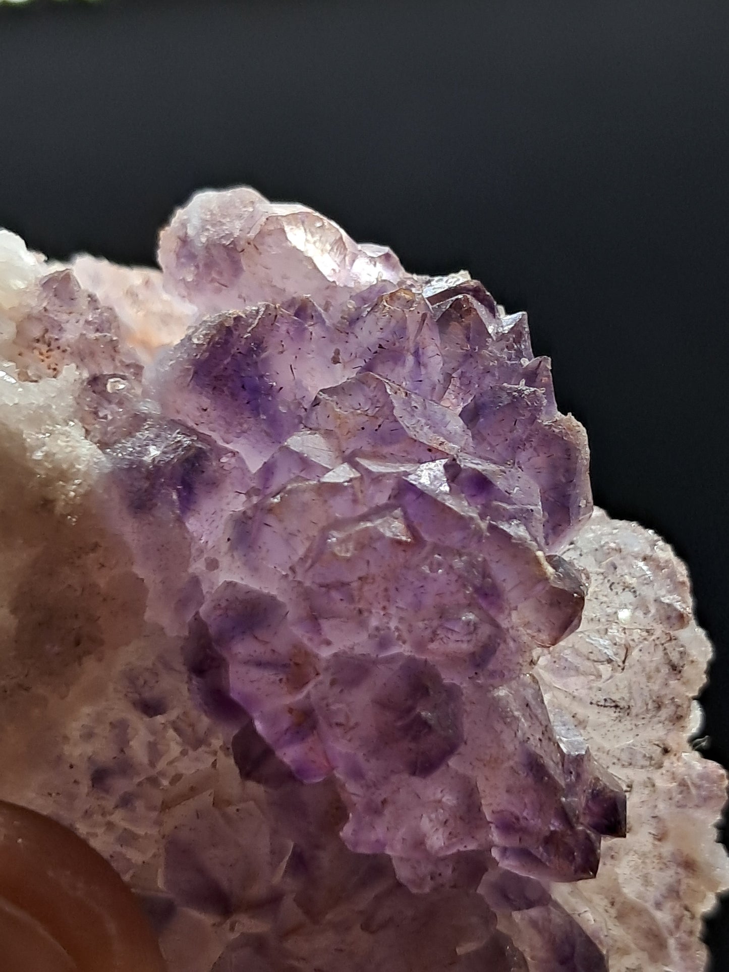 Flor de amatista sobre cuarzo con calcita reactiva a los rayos UV (Karur) | Conjunto de cristales | Piedra natural | Ejemplar mineral n.° KA106