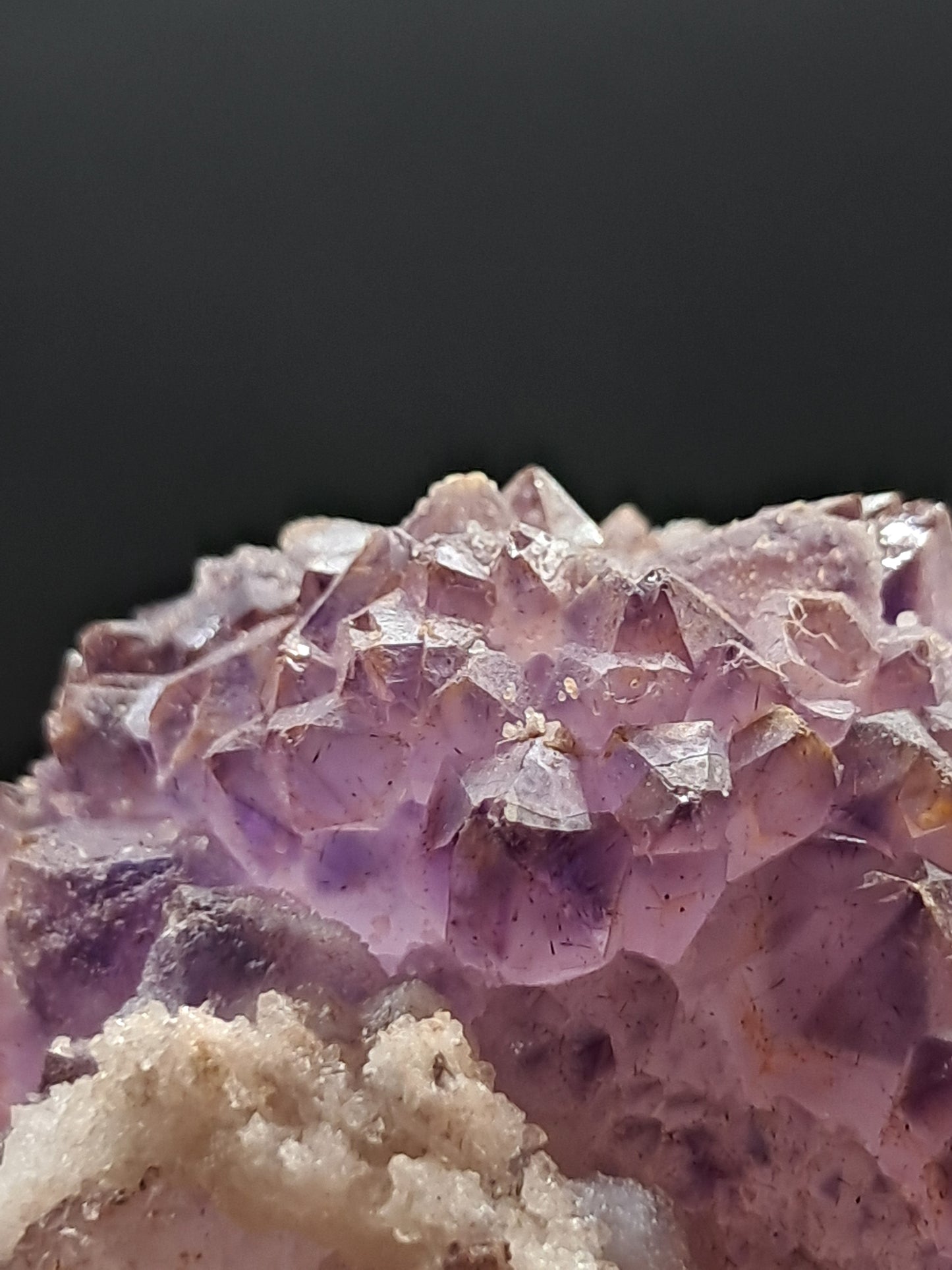 Flor de amatista sobre cuarzo con calcita reactiva a los rayos UV (Karur) | Conjunto de cristales | Piedra natural | Ejemplar mineral n.° KA106