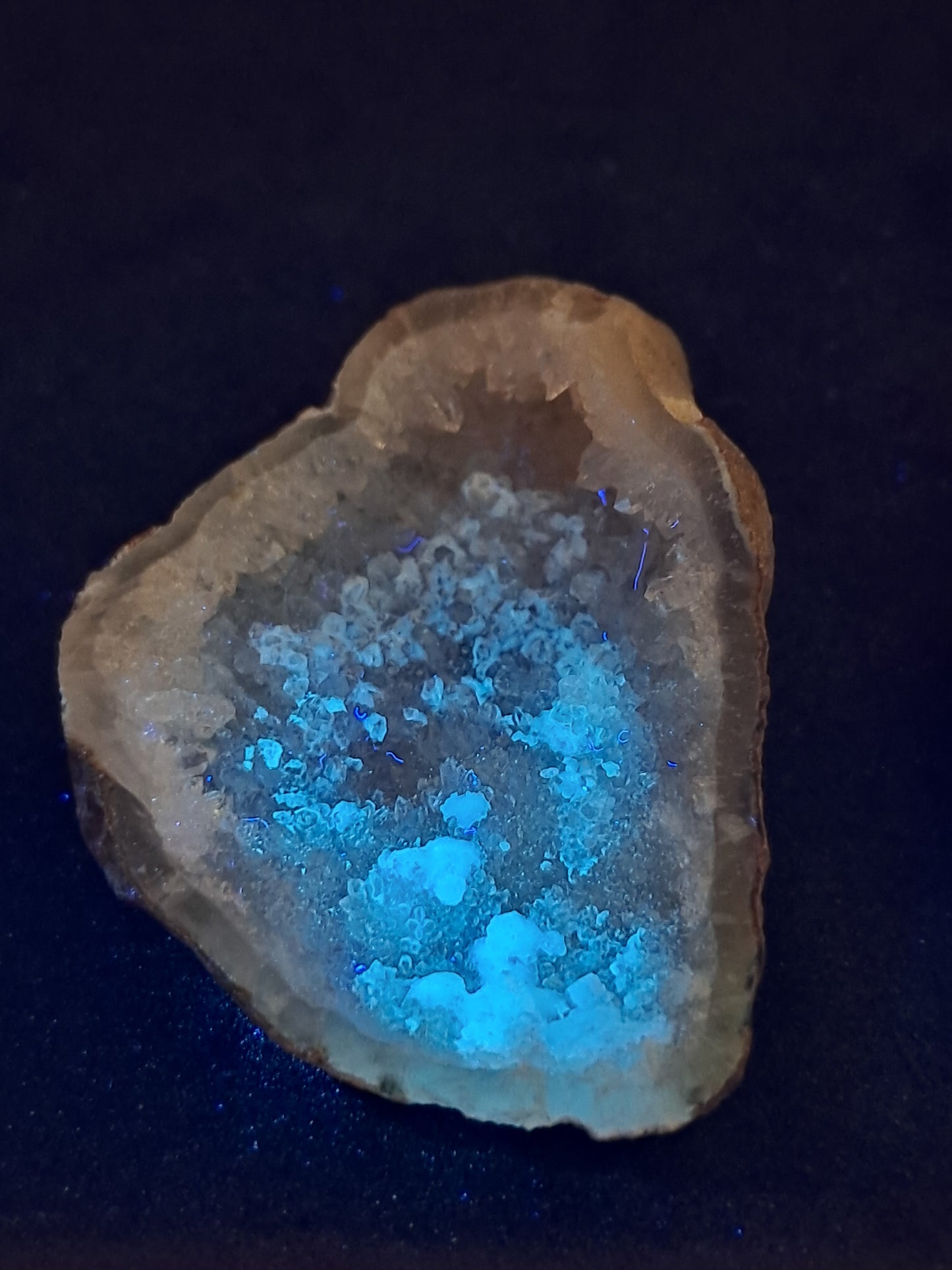 Quartz Geode (Ajanta) w/ UV-reactive Calcites | Iridiscent Points | Natural Crystal | Anandalite | Iris Quartz #GD17