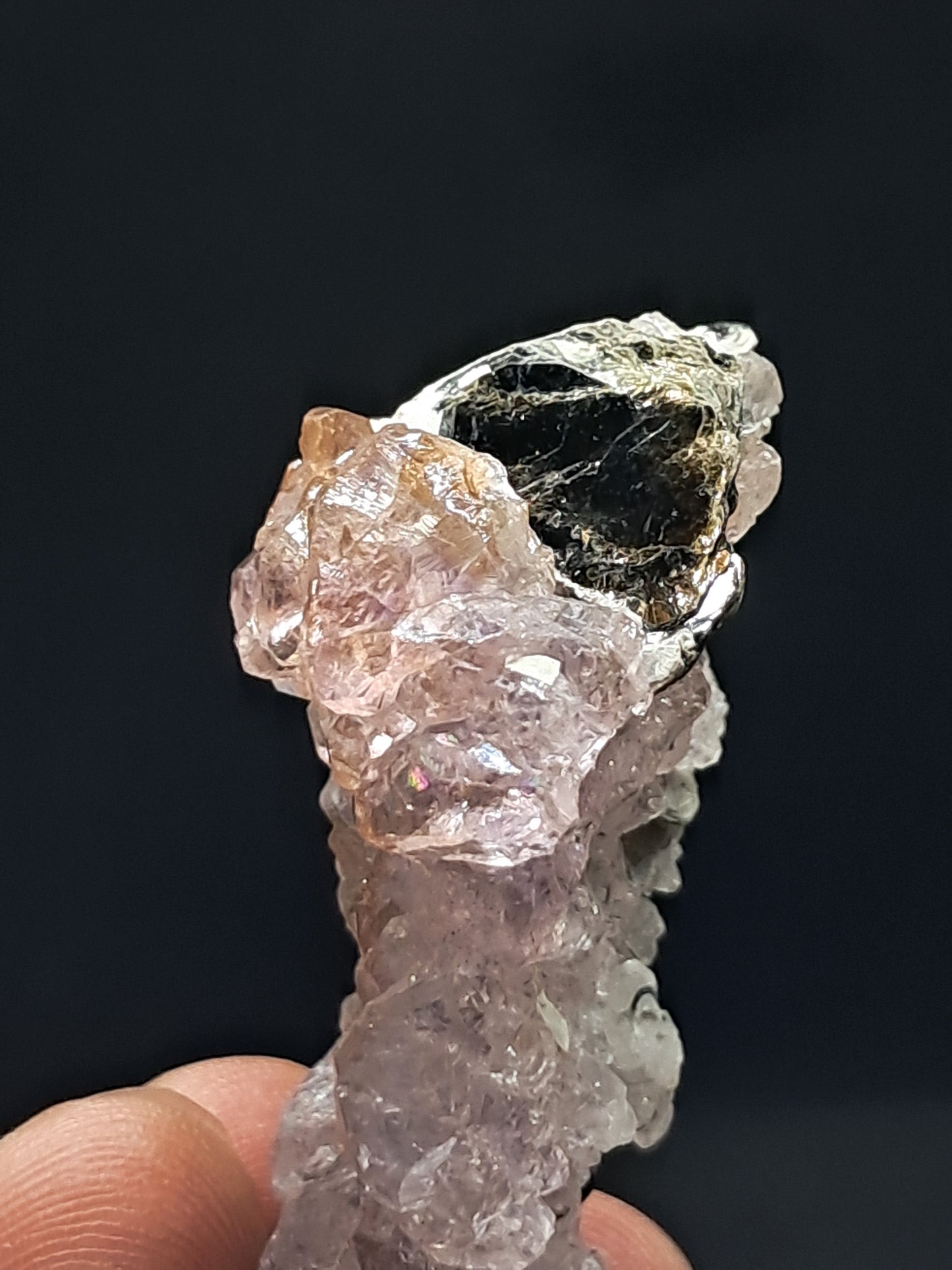 Amatista en formación de "panal" con mica (Karur) | Crecimiento interno | Cristal natural | Piedra única | Ejemplar mineral n.° KA155