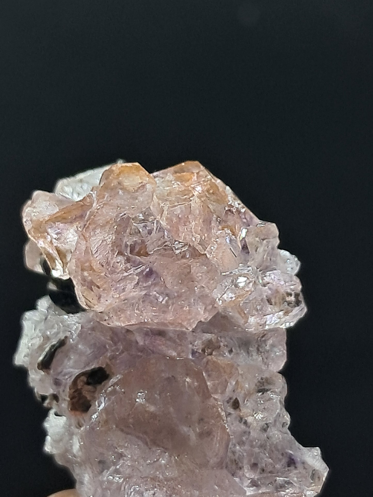 Amatista en formación de "panal" con mica (Karur) | Crecimiento interno | Cristal natural | Piedra única | Ejemplar mineral n.° KA155