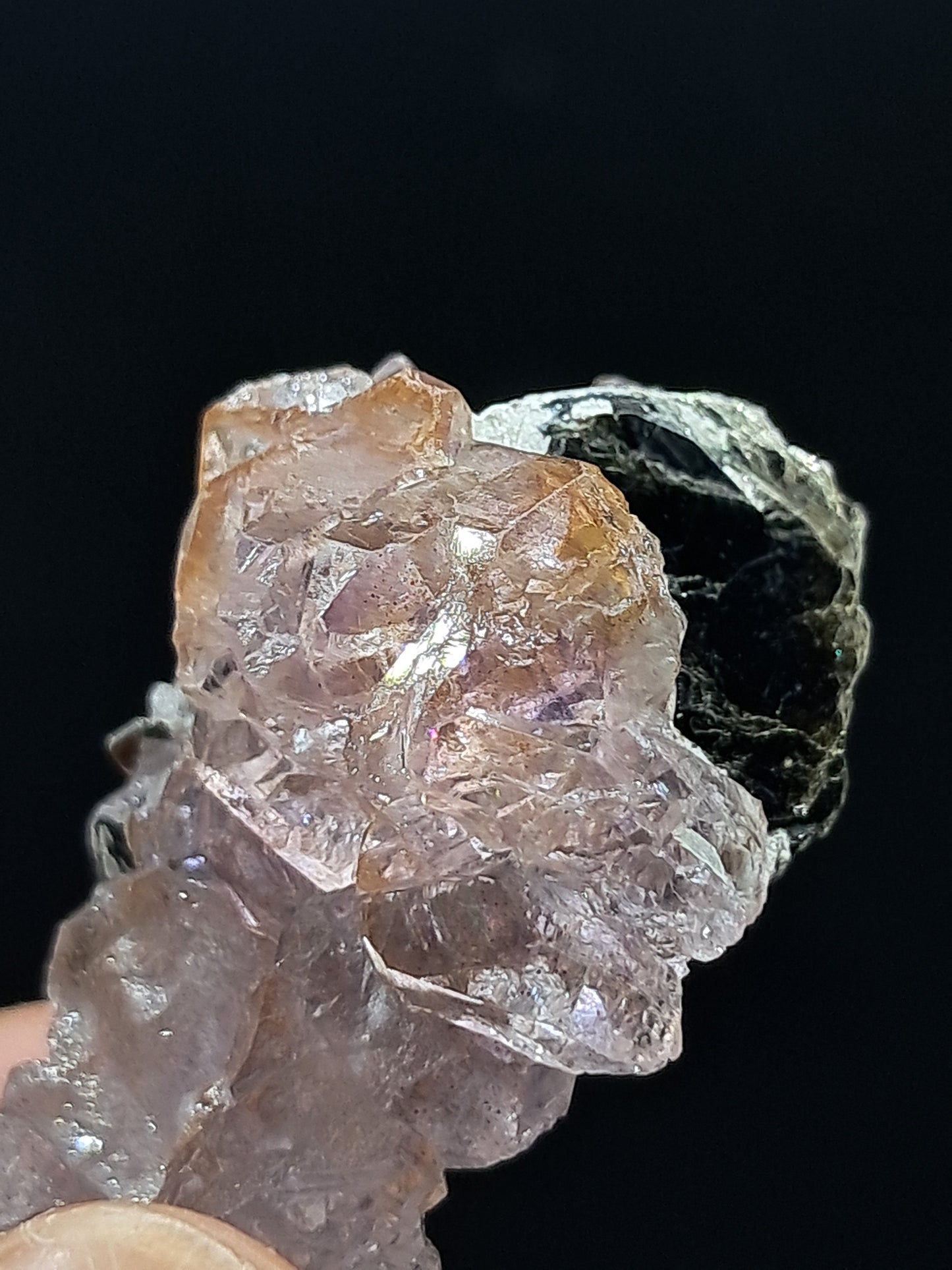 Amatista en formación de "panal" con mica (Karur) | Crecimiento interno | Cristal natural | Piedra única | Ejemplar mineral n.° KA155
