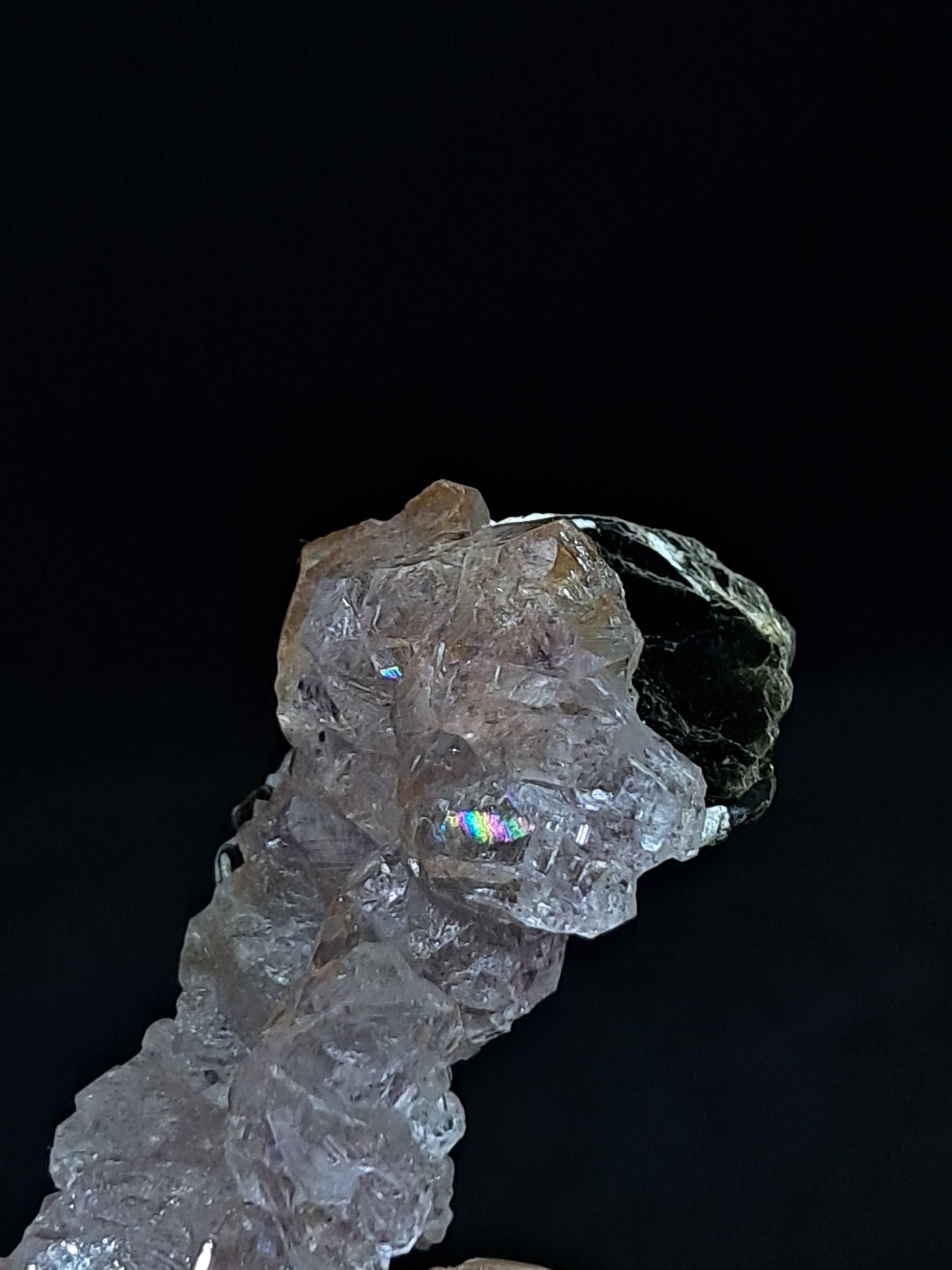 Amatista en formación de "panal" con mica (Karur) | Crecimiento interno | Cristal natural | Piedra única | Ejemplar mineral n.° KA155