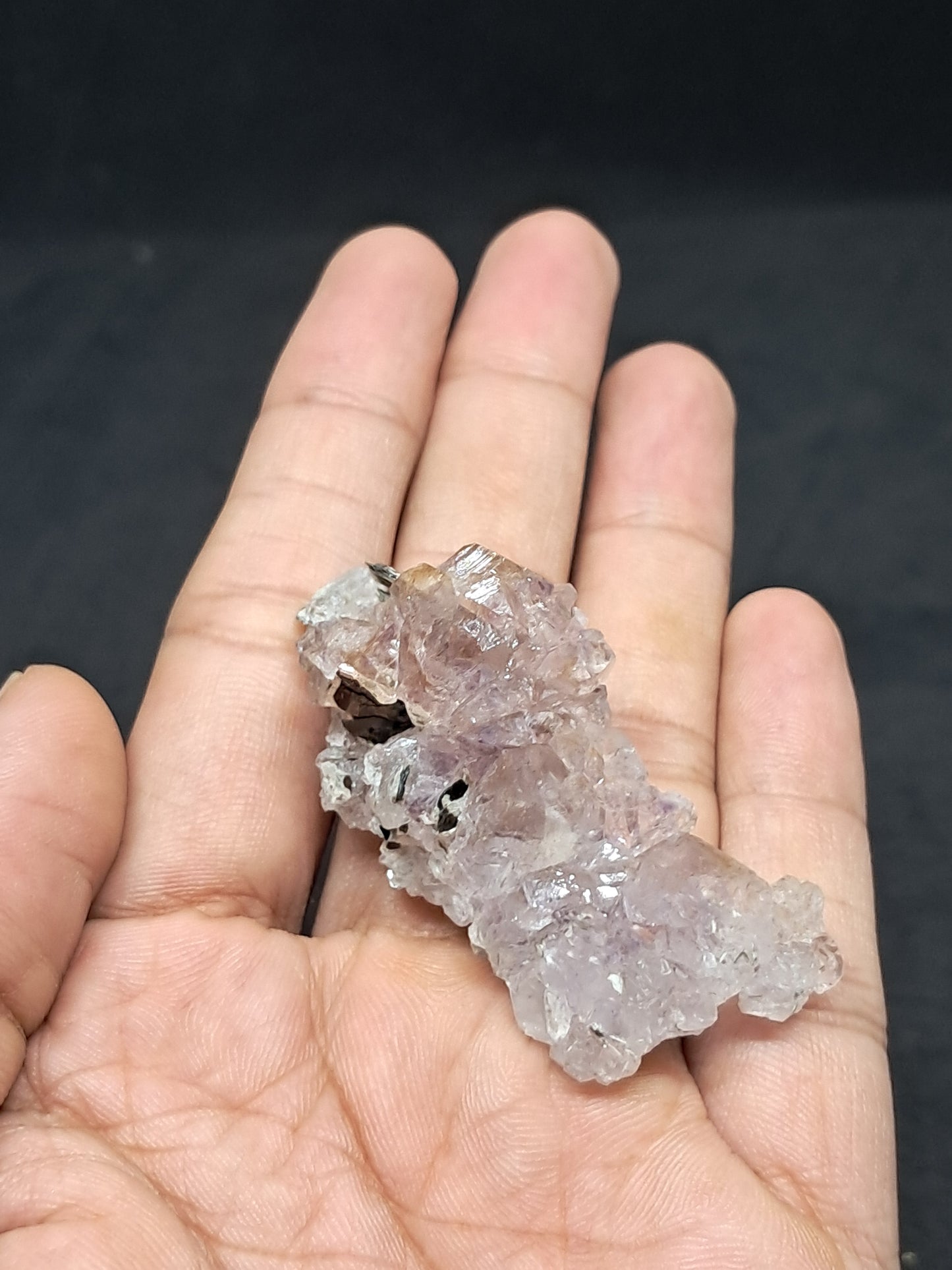 Amatista en formación de "panal" con mica (Karur) | Crecimiento interno | Cristal natural | Piedra única | Ejemplar mineral n.° KA155