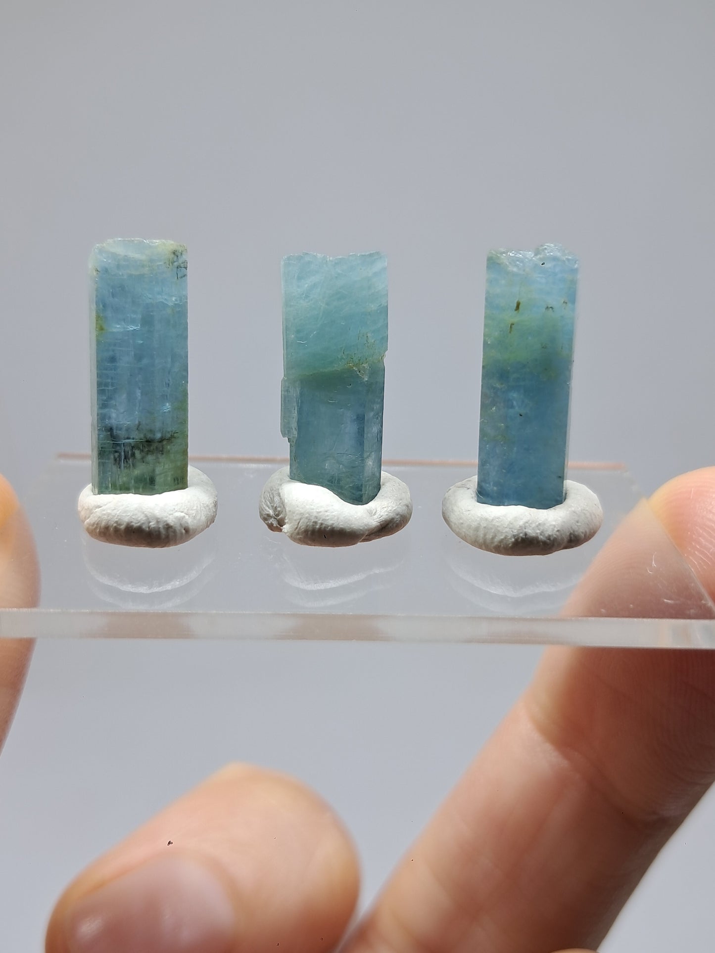 Conjunto de 3 Aguamarinas (Karur) Cristales Hexagonales en Bruto | Ejemplar Mineral n.° AQM27