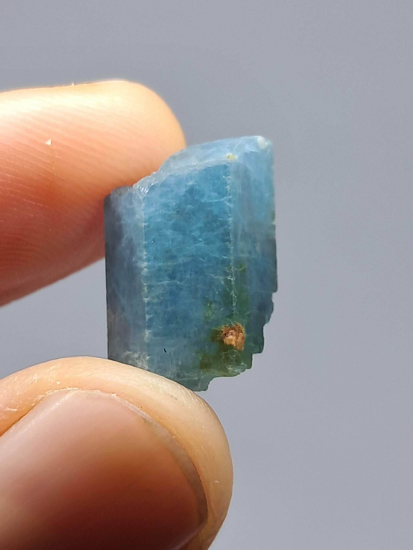 Aguamarina de alta calidad (Karur) en bruto, cristal hexagonal | Ejemplar mineral n.° AQM15