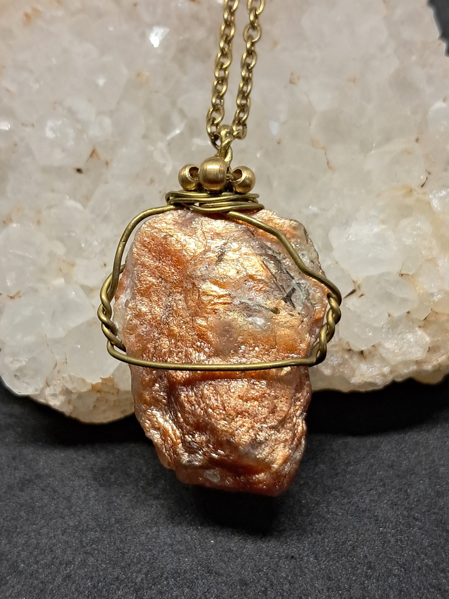 Piedra solar natural en bruto envuelta en latón con 3 cuentas de latón | Colgante hecho a mano | Joyería artesanal | Collar | Unisex #JL20
