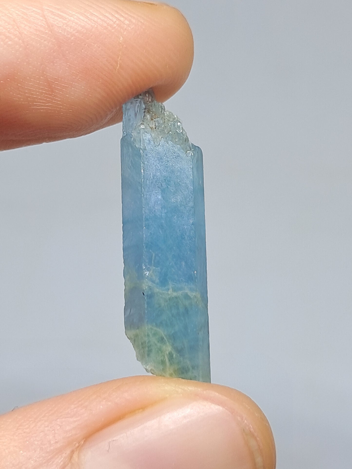 Aguamarina de alta calidad (Karur) en bruto, cristal hexagonal | Ejemplar mineral n.° AQM18