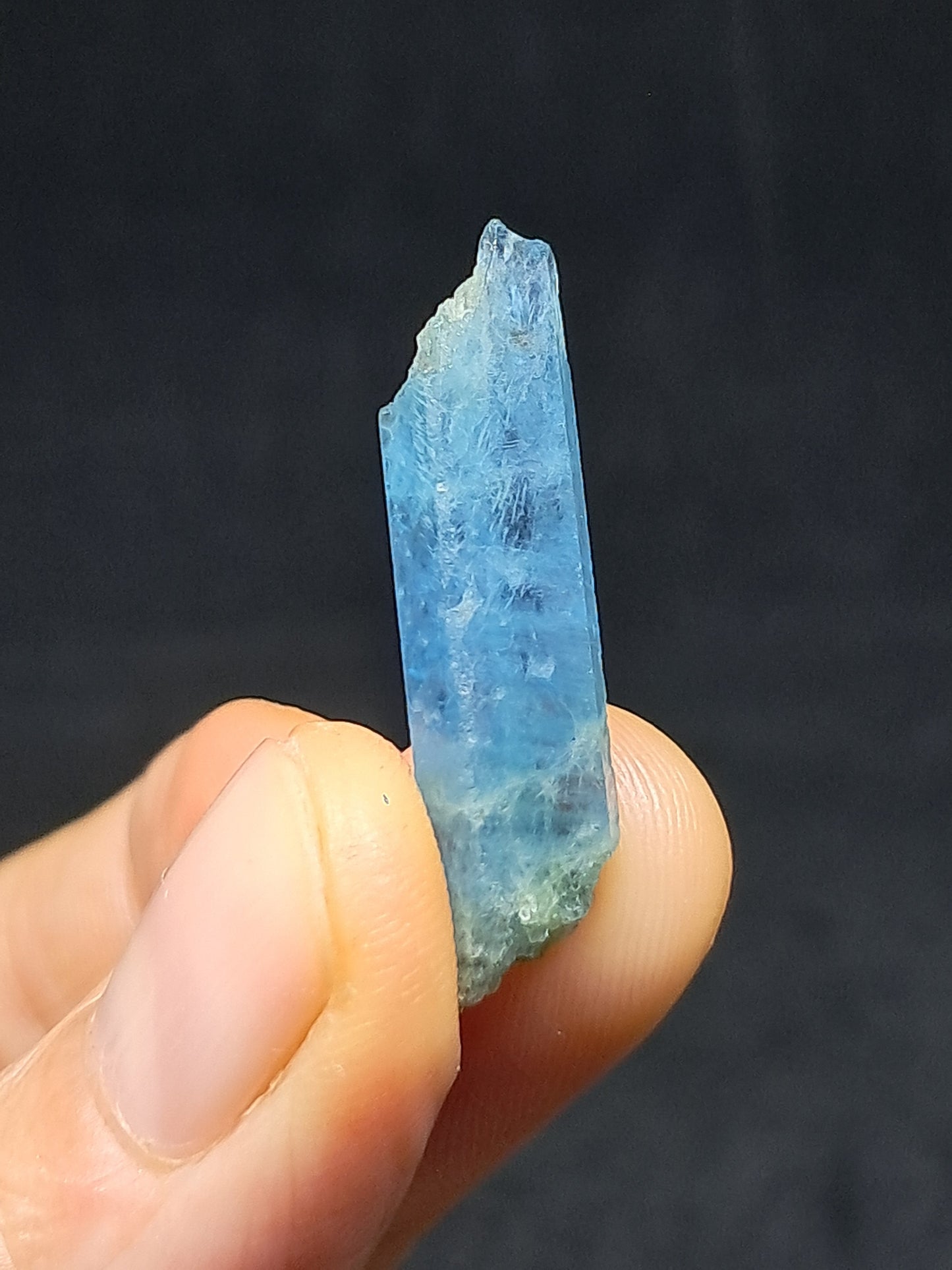Aguamarina de alta calidad (Karur) en bruto, cristal hexagonal | Ejemplar mineral n.° AQM18