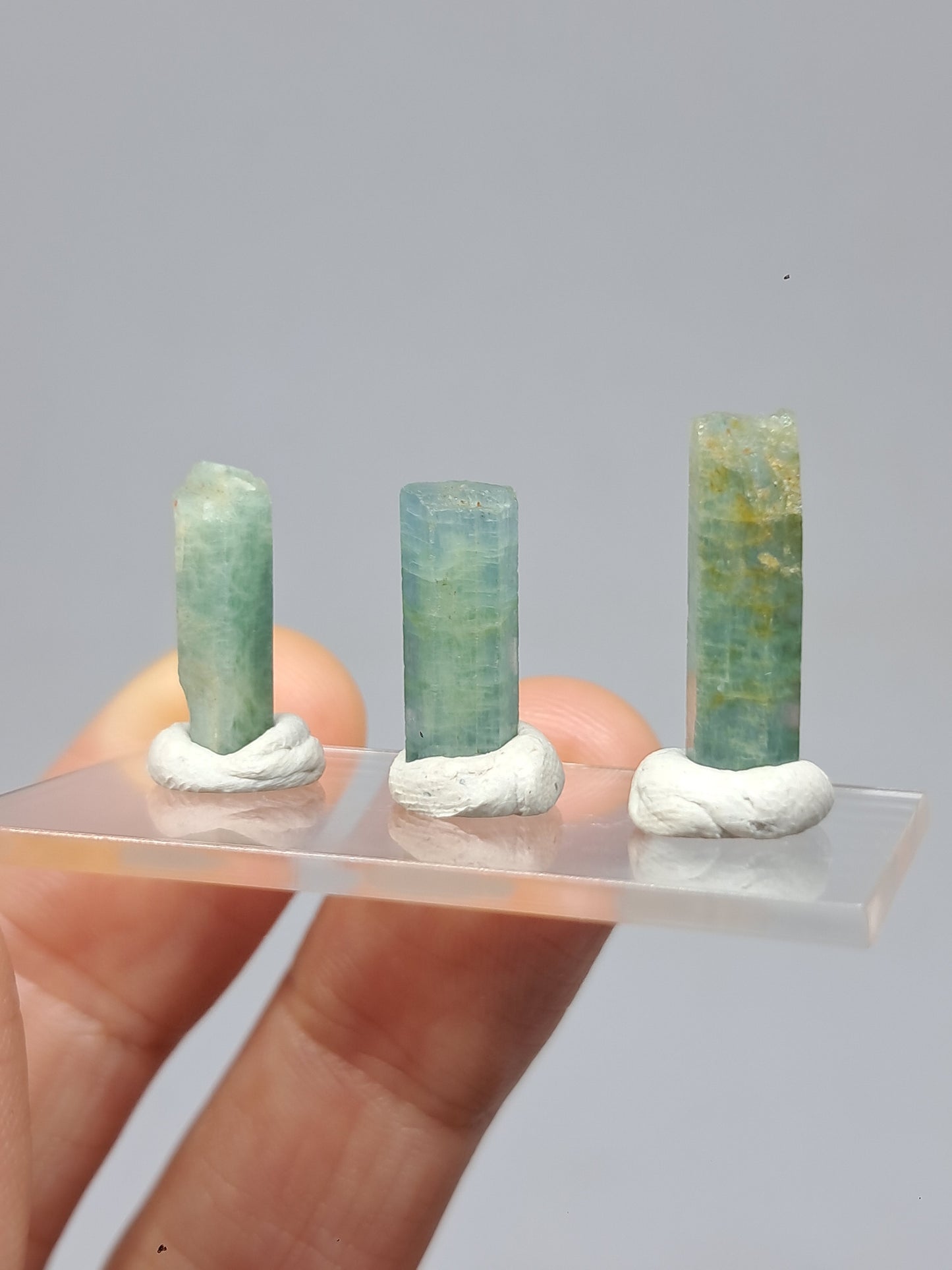 Conjunto de 3 Aguamarinas (Karur) Cristales Hexagonales en Bruto | Ejemplar Mineral n.° AQM35