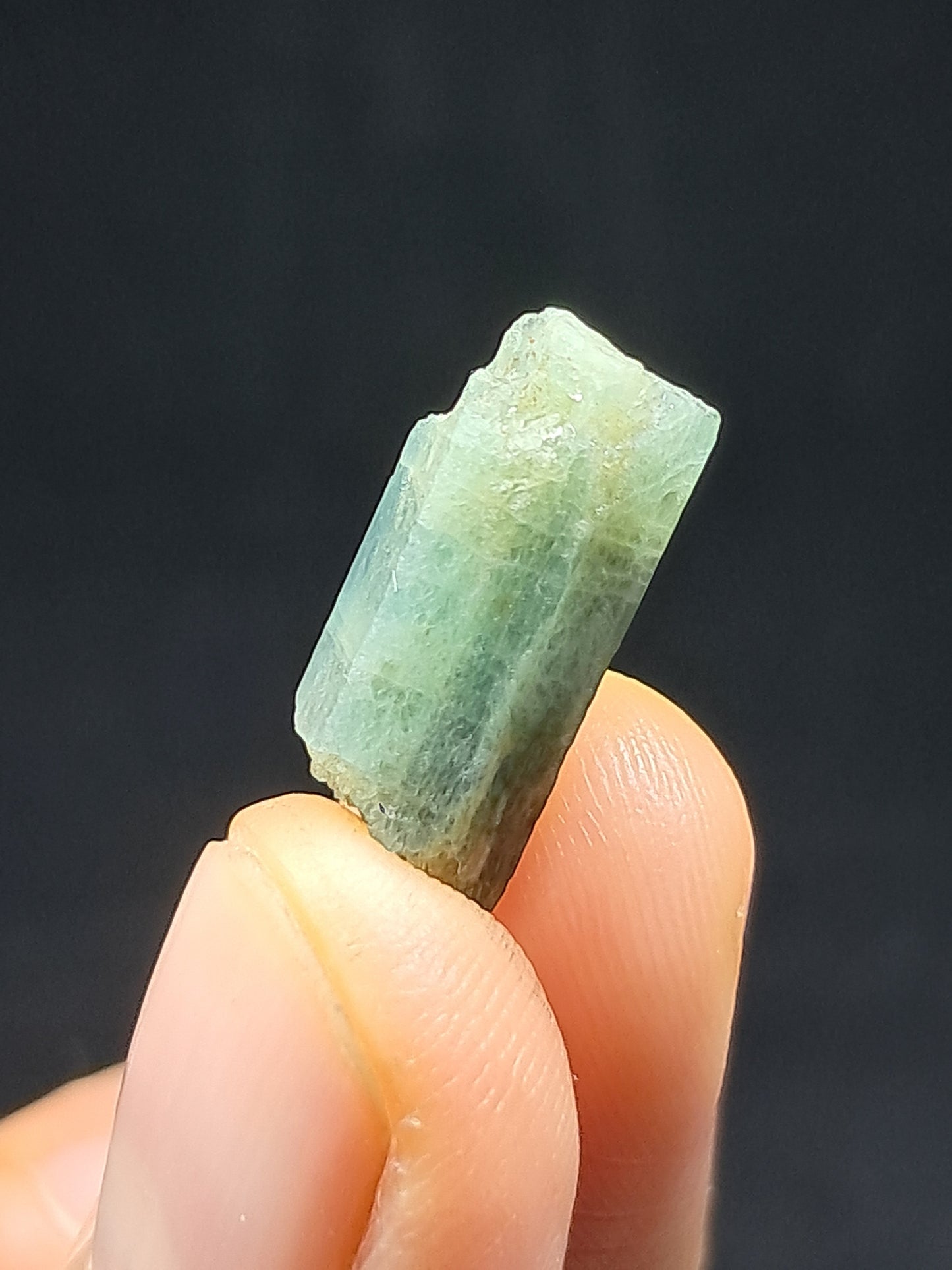 Aguamarina (Karur) Cristal hexagonal en bruto | Ejemplar mineral n.° AQM21