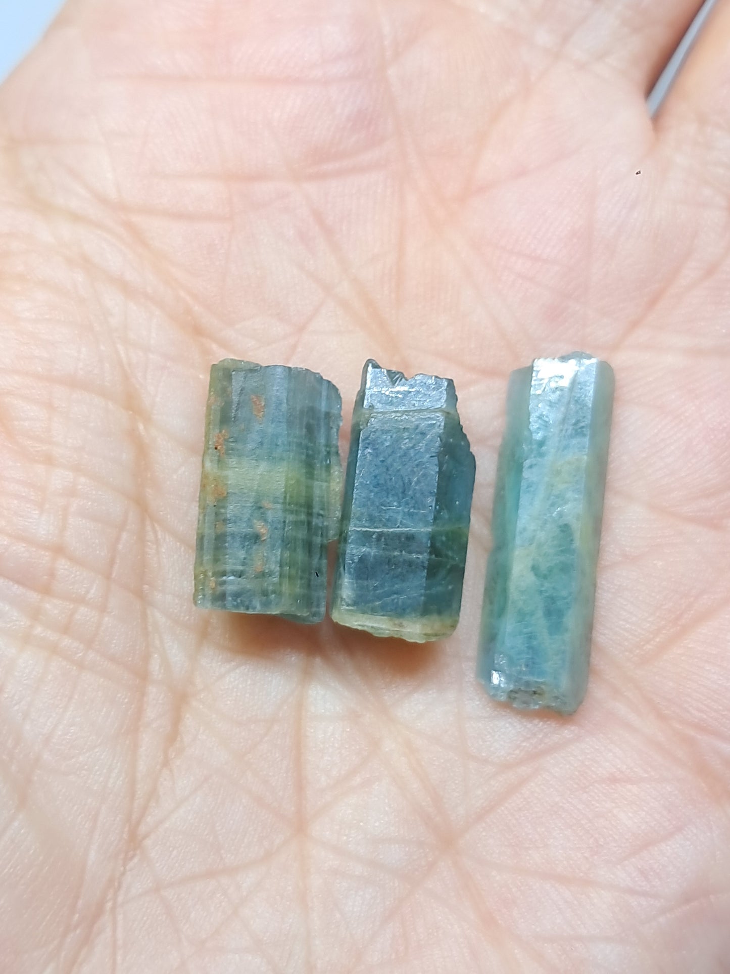 Conjunto de 3 Aguamarinas (Karur) Cristales Hexagonales en Bruto | Ejemplar Mineral n.° AQM31