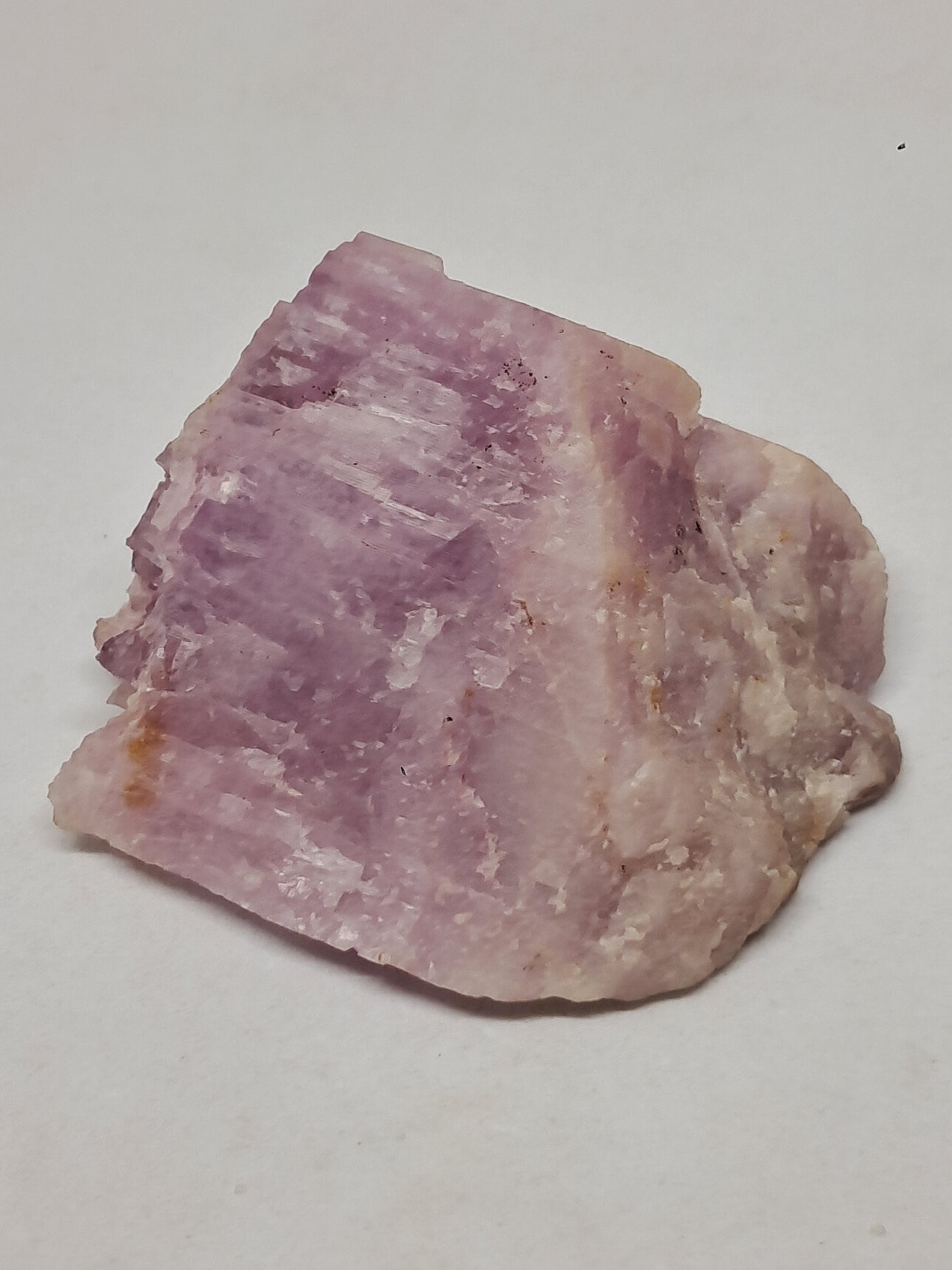 Cristal de kunzita en bruto (Madagascar), piedra natural en bruto | Espécimen de espodumena n.° KZ2