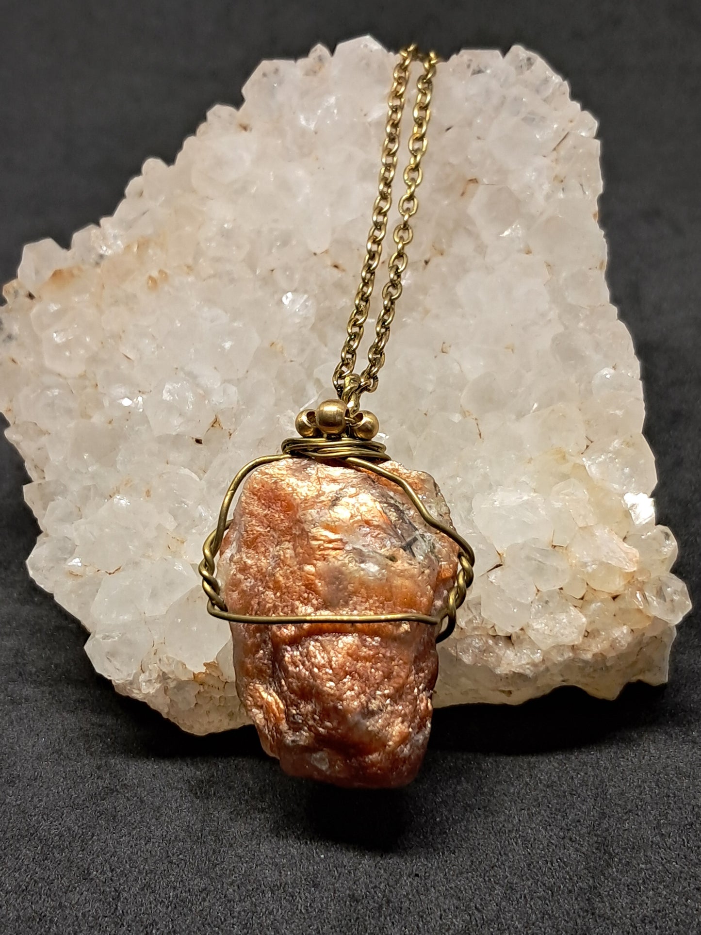 Piedra solar natural en bruto envuelta en latón con 3 cuentas de latón | Colgante hecho a mano | Joyería artesanal | Collar | Unisex #JL20