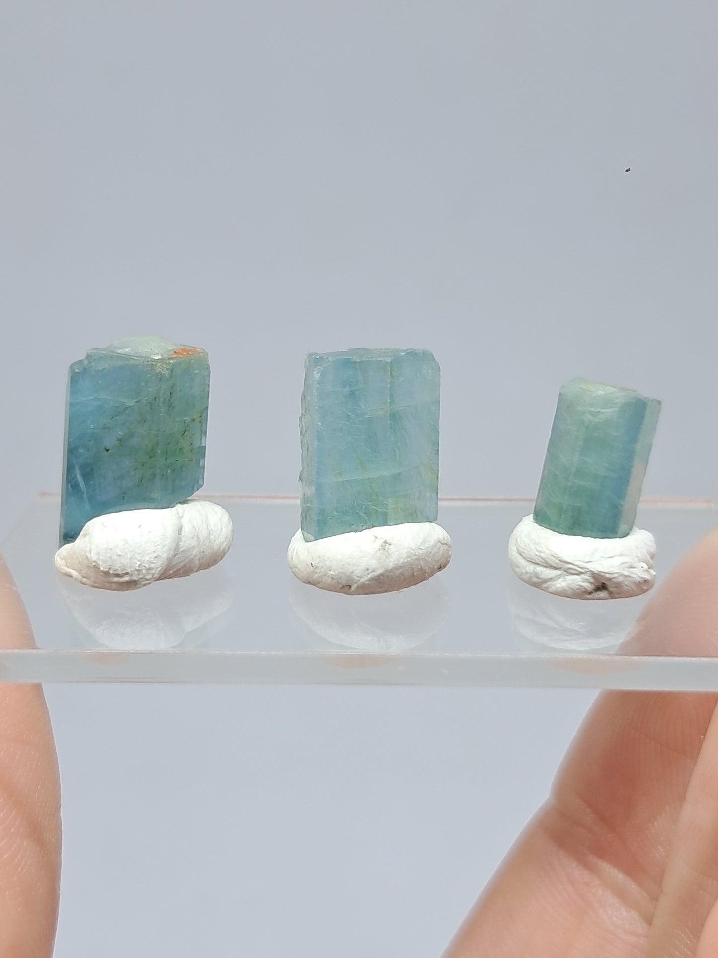 Conjunto de 3 cristales hexagonales de aguamarina (Karur) en bruto | Ejemplar mineral n.° AQM33
