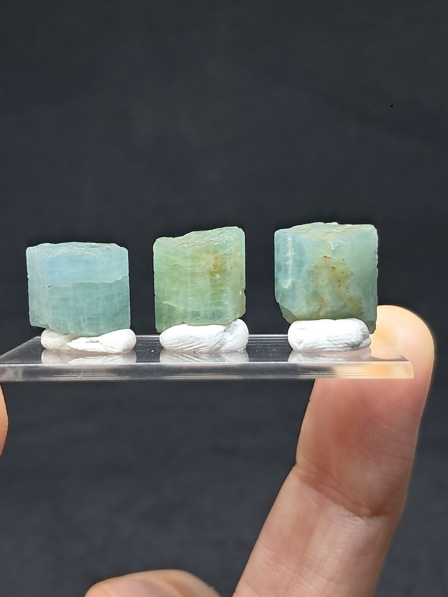 Conjunto de 3 Aguamarinas (Karur) Cristales Hexagonales en Bruto | Ejemplar Mineral n.° AQM29