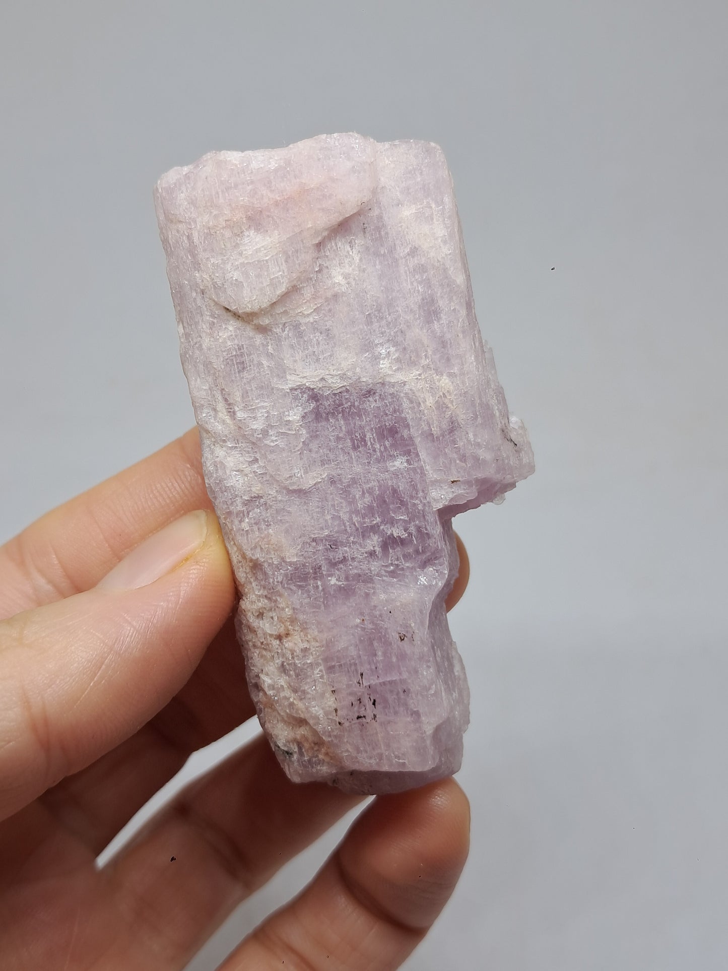 Cristal de kunzita en bruto (Madagascar), piedra natural en bruto | Ejemplar de espodumena n.° KZ1