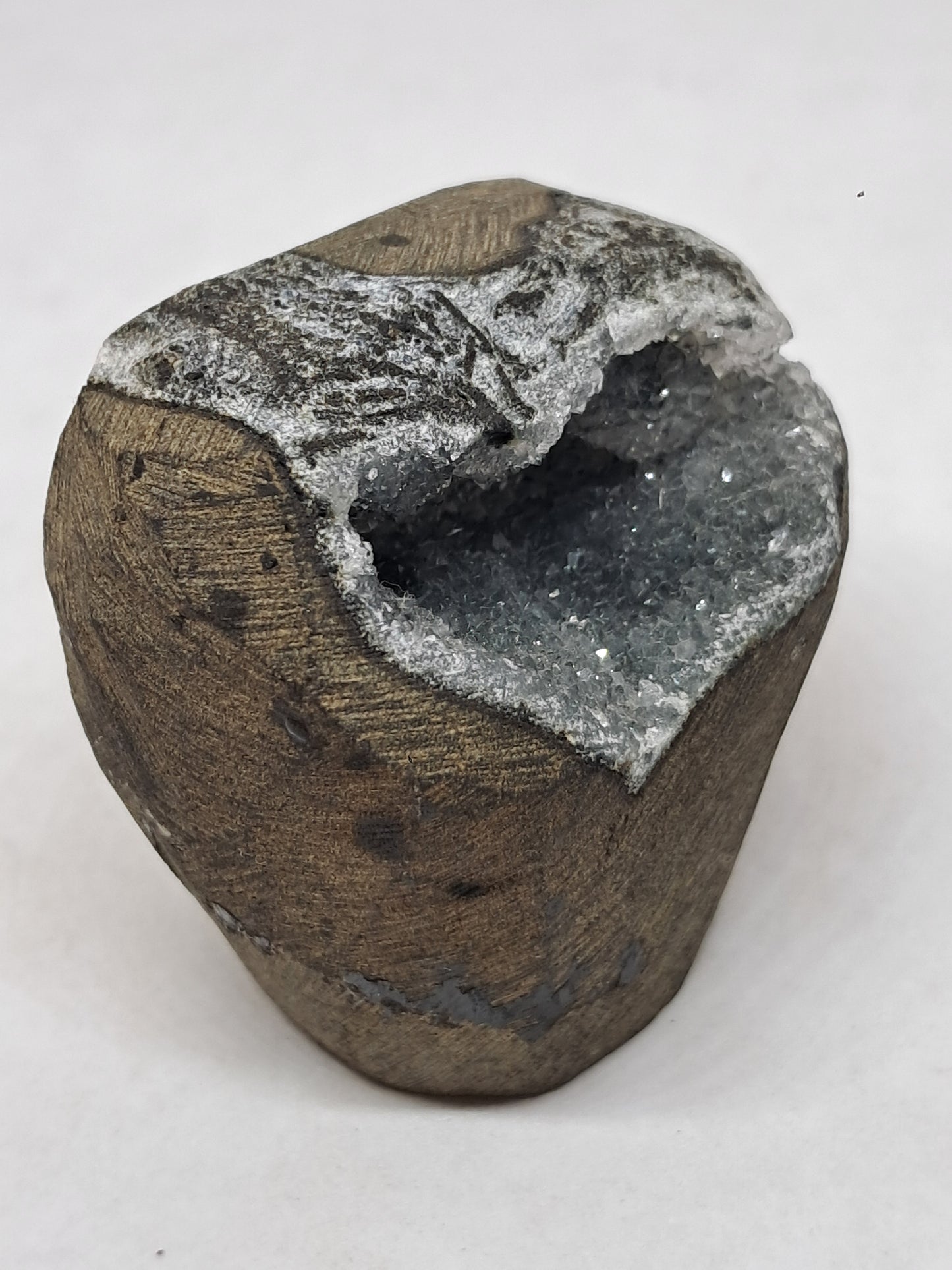 Calcedonia negra en geoda de basalto (Nashik) | Cristal natural | Ejemplar mineral n.° BC20