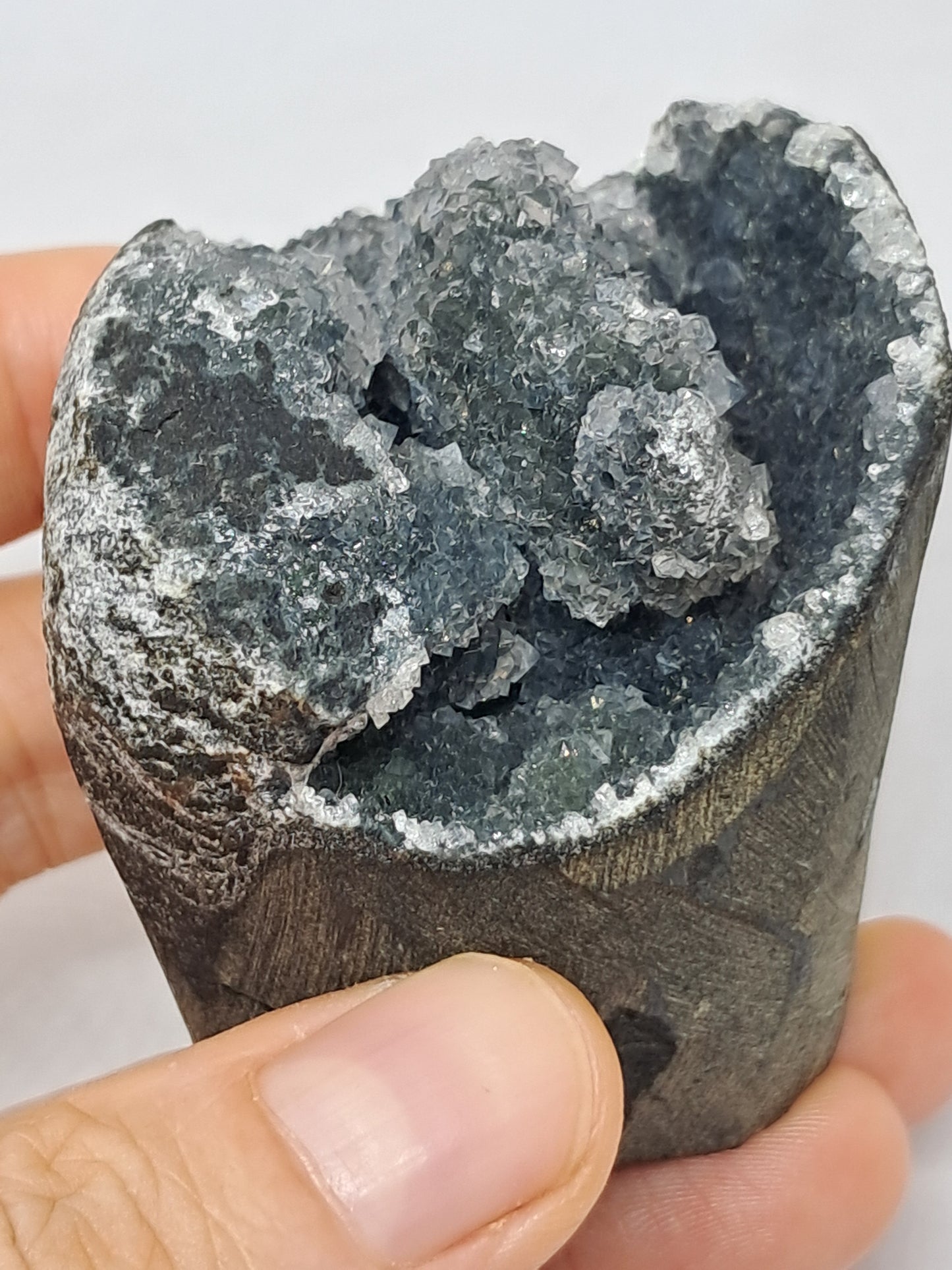 Calcedonia negra en geoda de basalto (Nashik) | Cristal natural | Ejemplar mineral n.° BC15