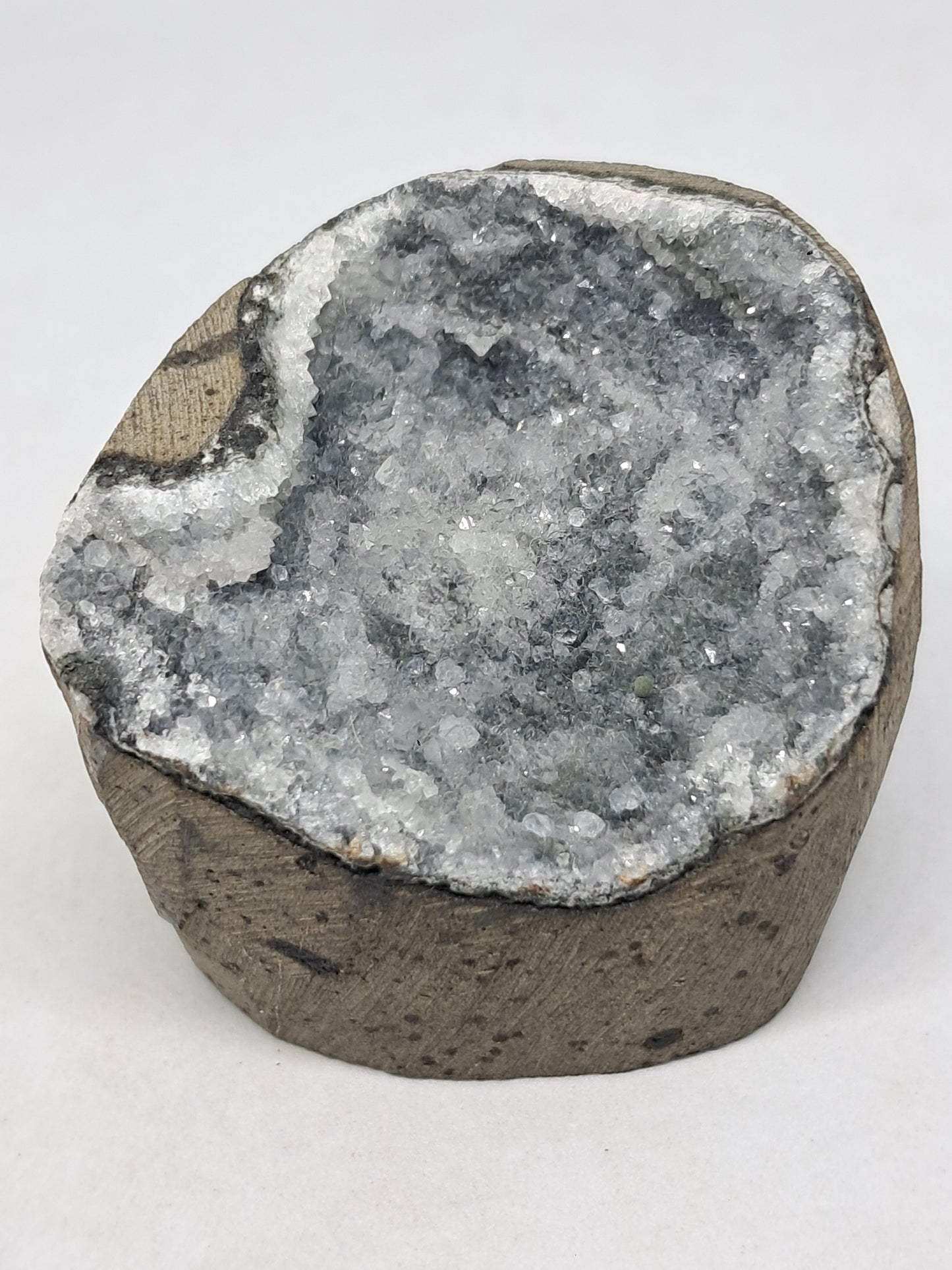 Cuarzo sobre calcedonia negra en geoda de basalto (Nashik) | Cristal natural | Ejemplar mineral n.° BC14
