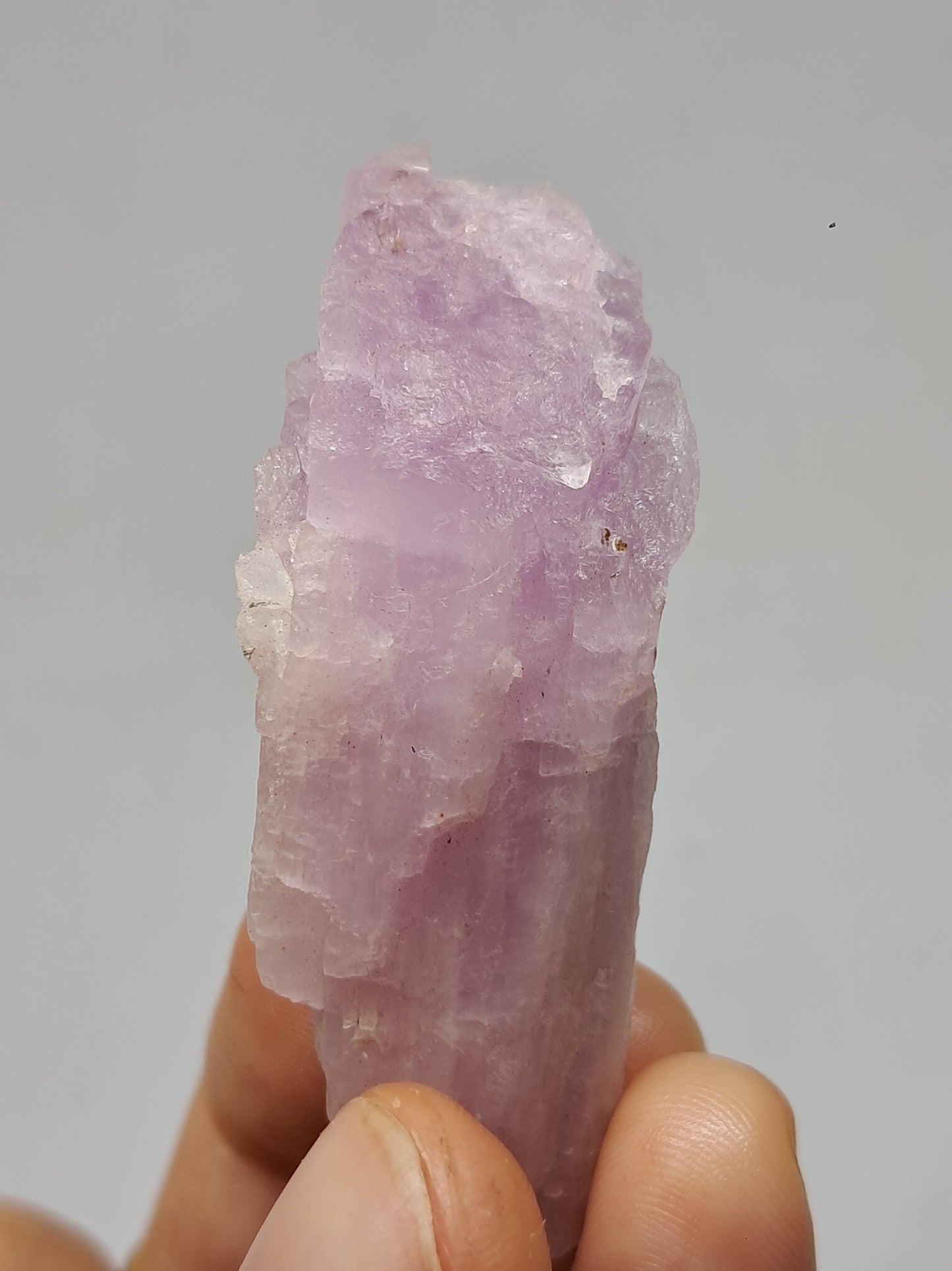 Cristal de kunzita en bruto (Madagascar), piedra natural en bruto | Espécimen de espodumena n.° KZ3
