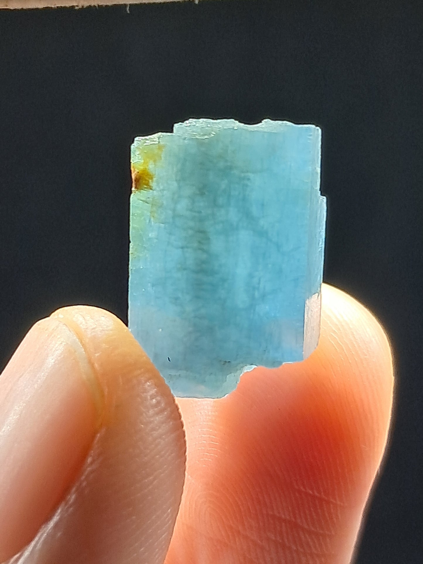 Aguamarina de alta calidad (Karur) en bruto, cristal hexagonal | Ejemplar mineral n.° AQM15