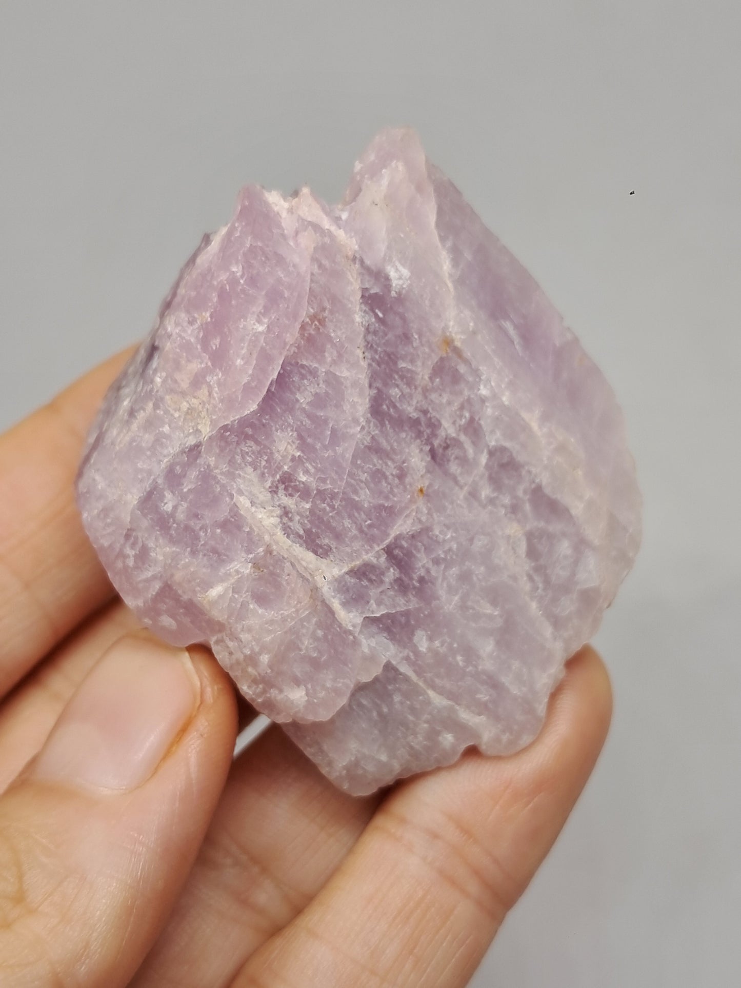 Cristal de kunzita en bruto (Madagascar), piedra natural en bruto | Espécimen de espodumena n.° KZ2