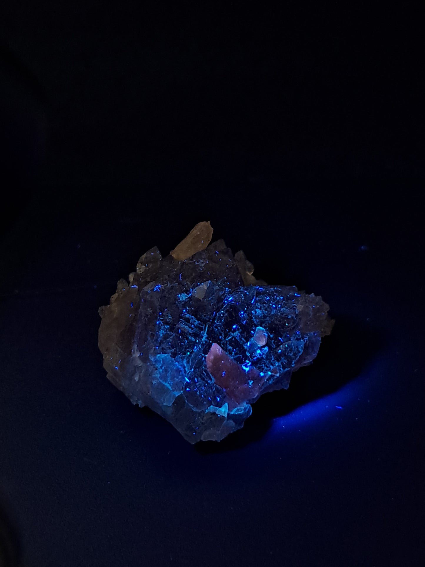 Amatista en forma de cetro con calcita reactiva a los rayos UV (Karur) | Cristal en bruto | Piedra natural | Ejemplar mineral n.° KA131