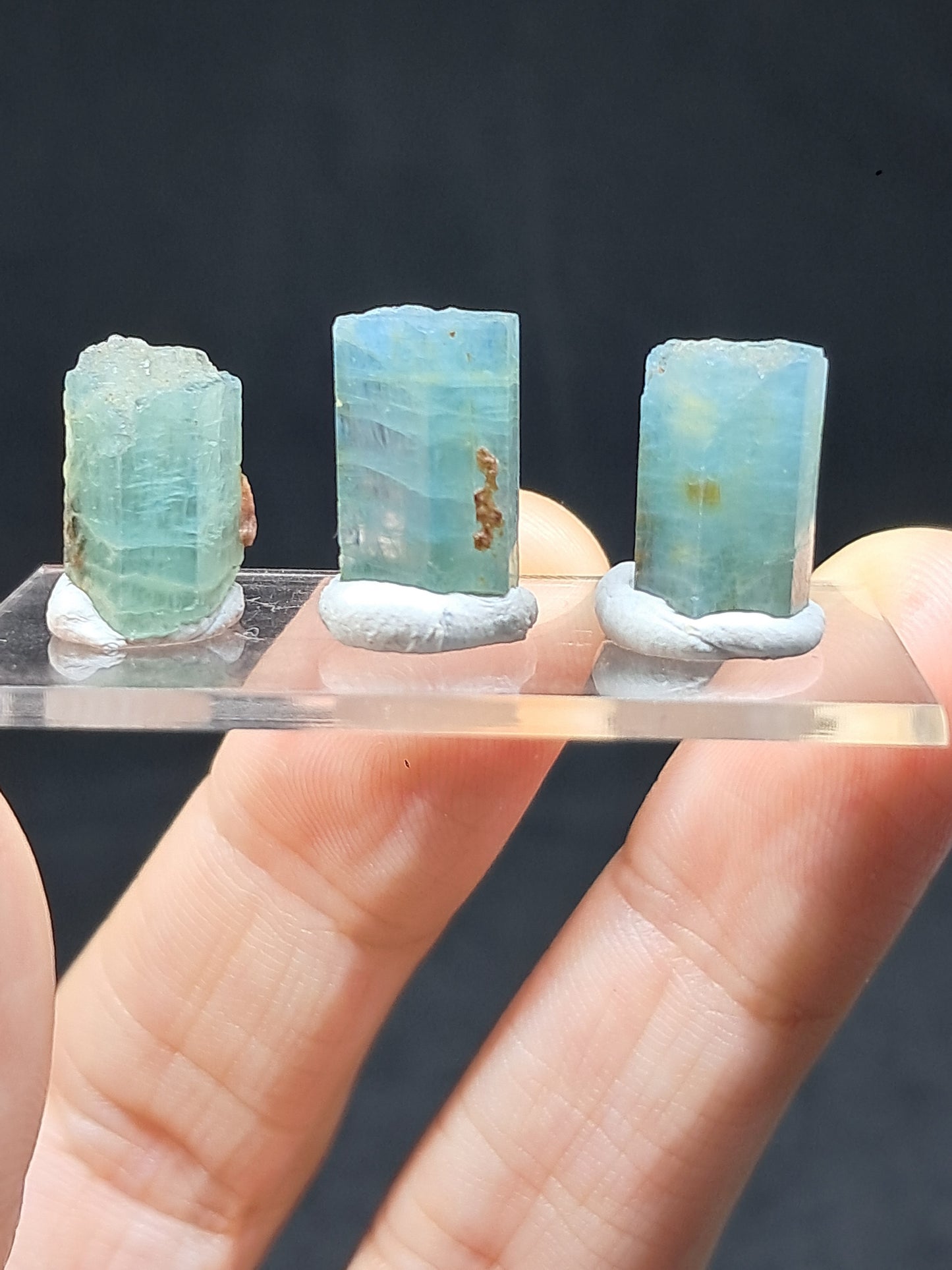 Conjunto de 3 Aguamarinas (Karur) Cristales Hexagonales en Bruto | Ejemplar Mineral n.° AQM38