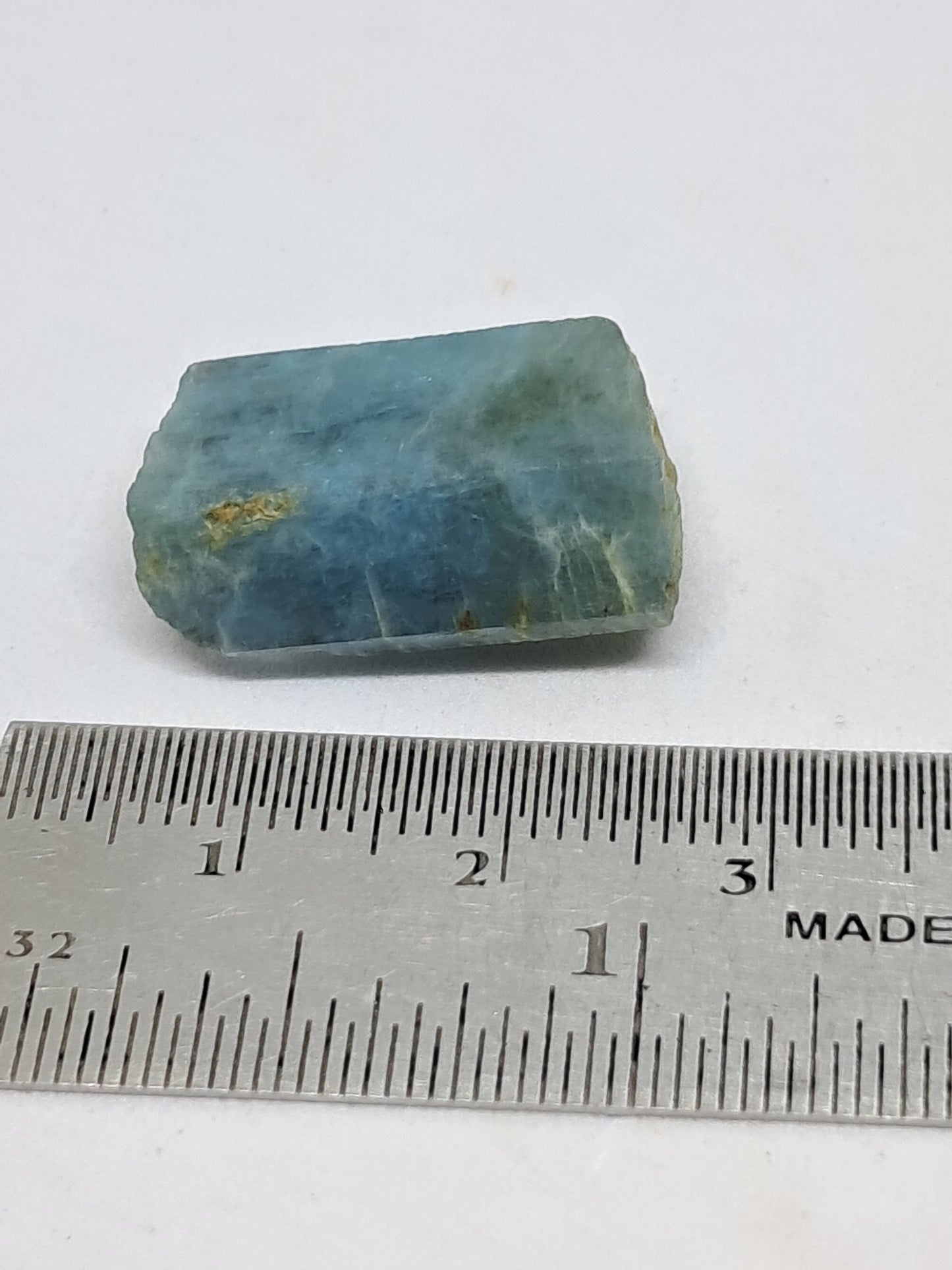 Aguamarina de alta calidad (Karur) en bruto, cristal hexagonal | Ejemplar mineral n.° AQM16