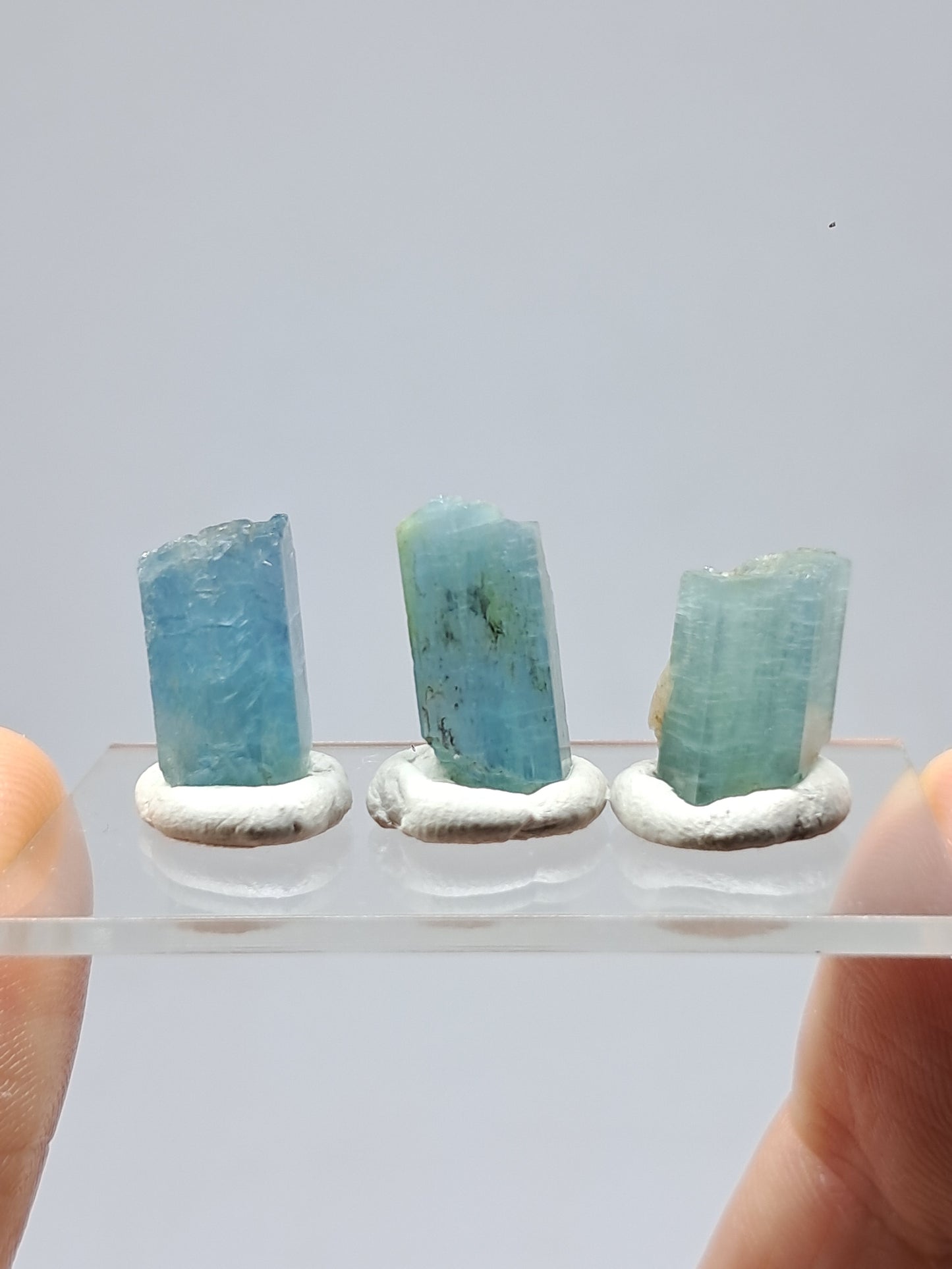 Conjunto de 3 Aguamarinas (Karur) Cristales Hexagonales en Bruto | Ejemplar Mineral n.° AQM28