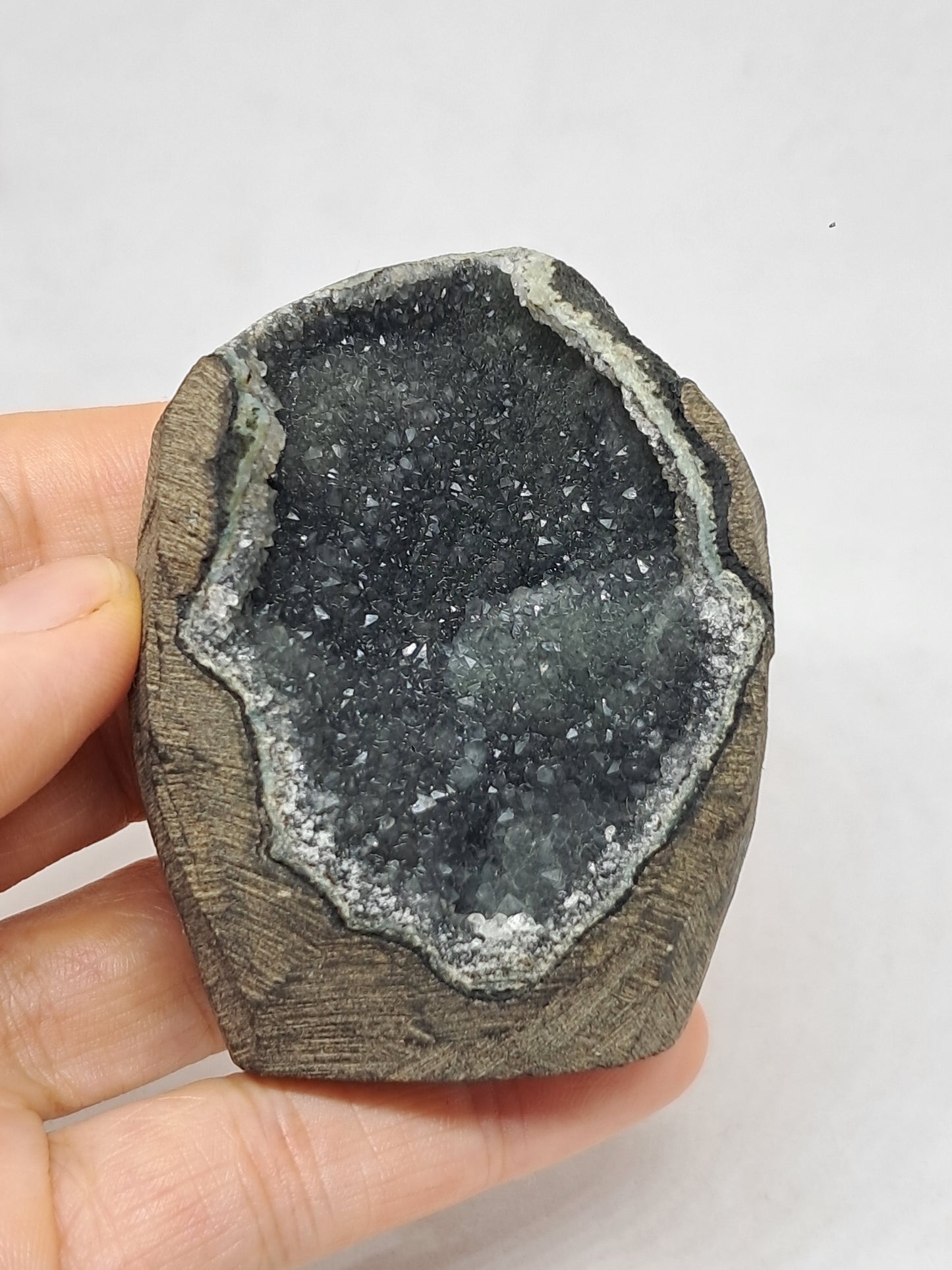 Calcedonia negra en geoda de basalto (Nashik) | Cristal natural | Rocas #BC17