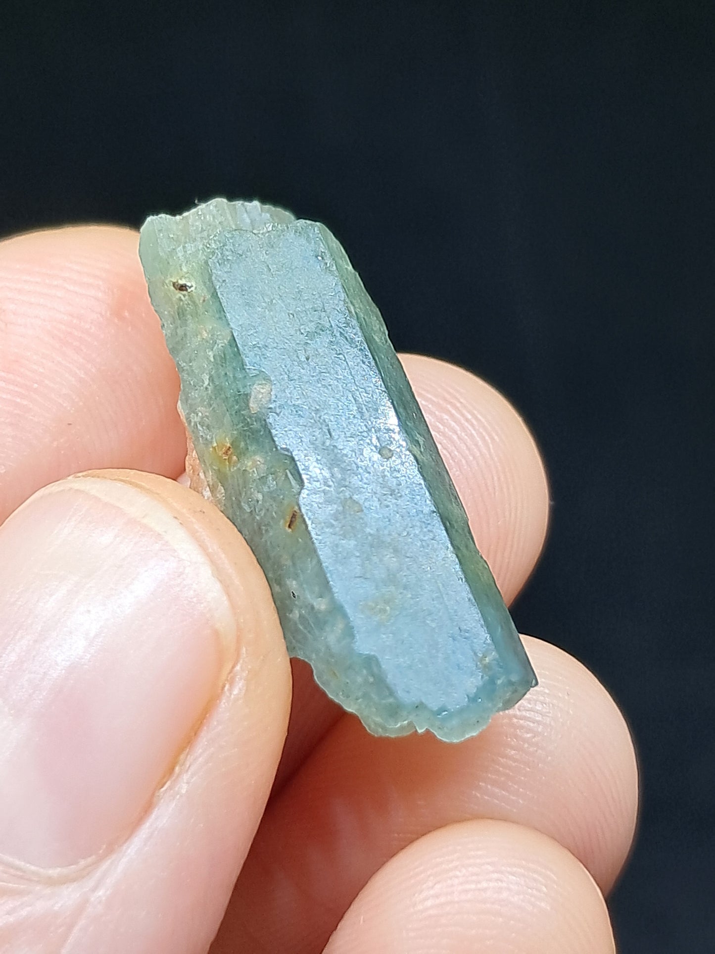 Aguamarina (Karur) Cristal hexagonal en bruto | Ejemplar mineral n.° AQM24