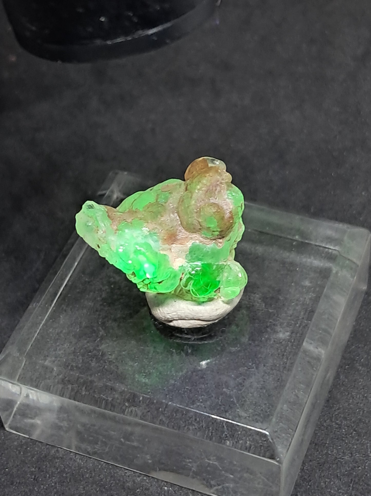 Ópalo hialita (México), piedra cristalina en bruto reactiva a los rayos UV | Ejemplar mineral n.° OH10