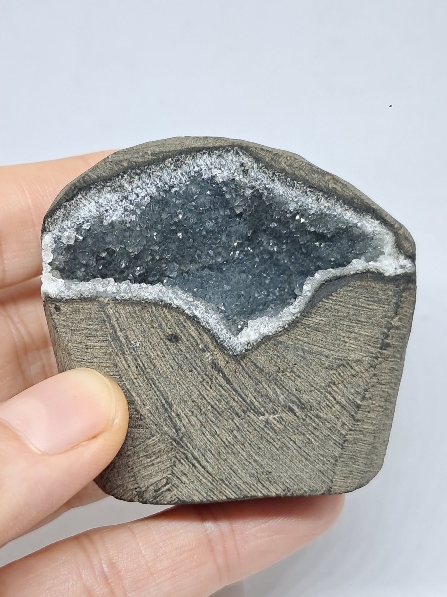 Calcedonia negra en geoda de basalto (Nashik) | Cristal natural | Ejemplar mineral n.° BC22