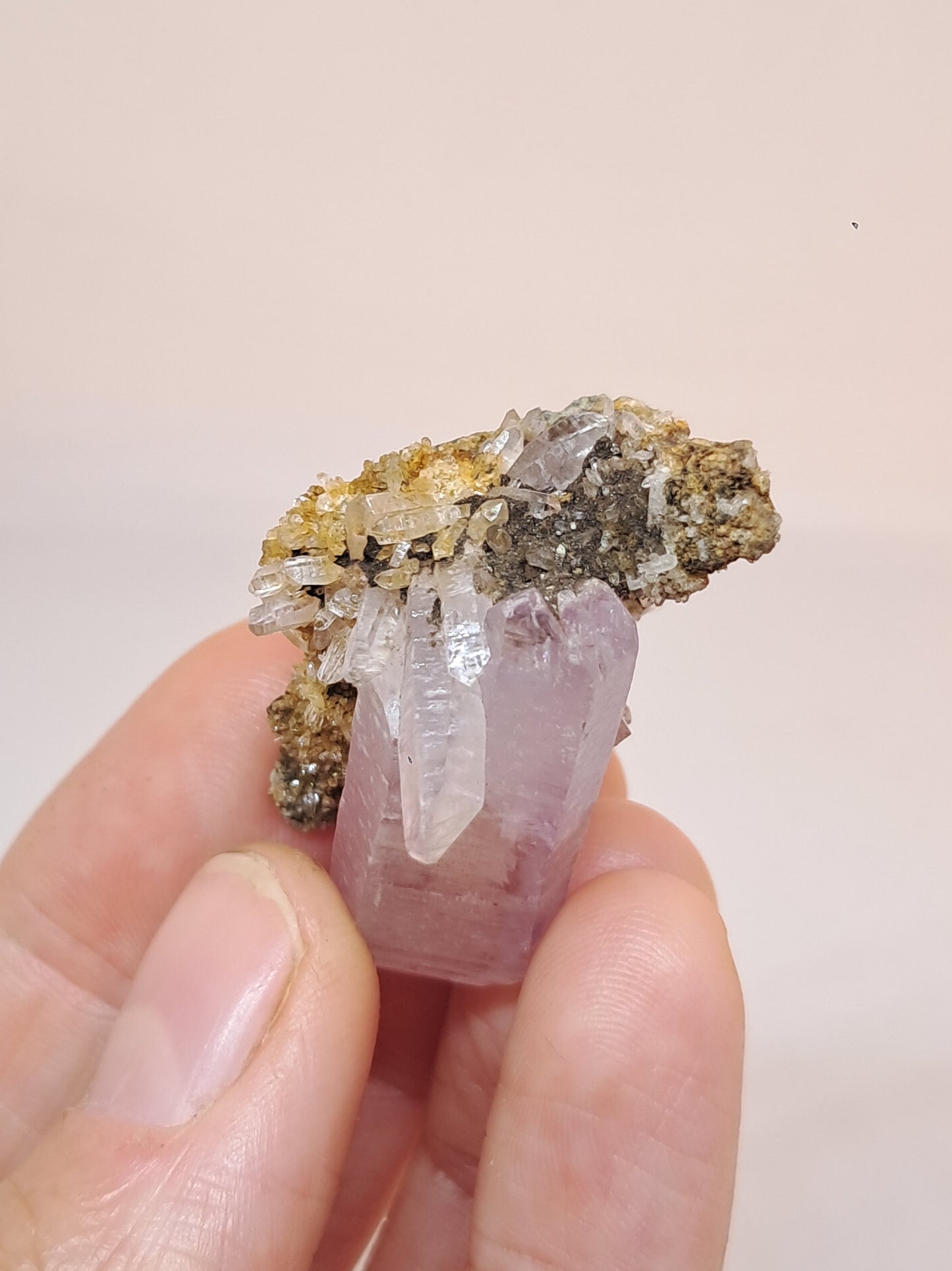 Amatista Veracruzana en punta de cristal sobre matriz (México) | Cúmulo natural | Ejemplar mineral n.° VA23