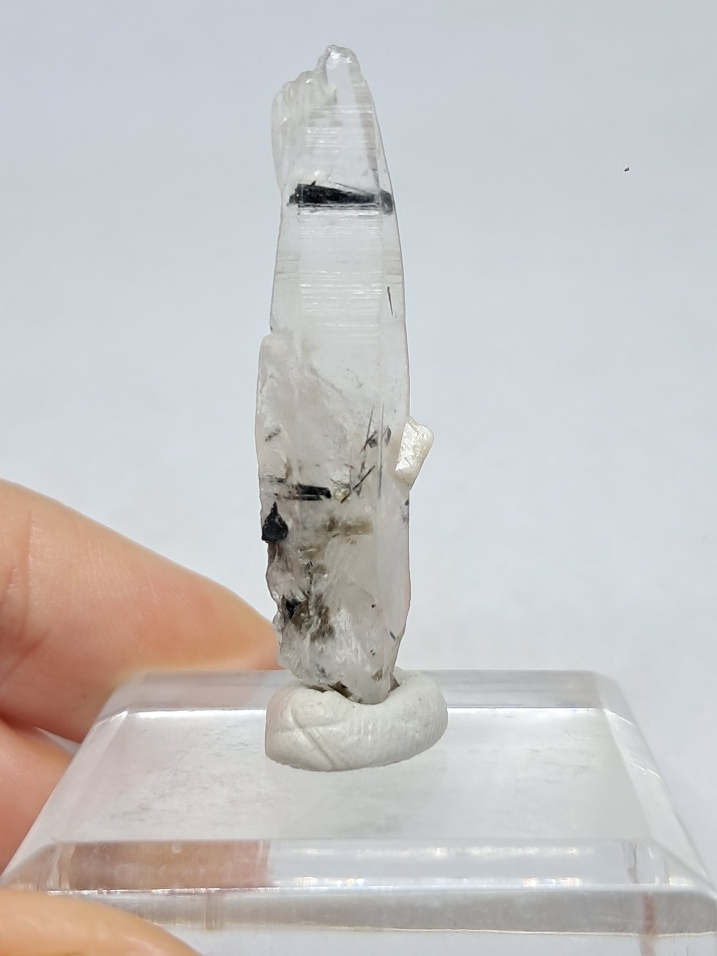 Punta de cristal de cuarzo turmalinado (karur), piedra natural | Ejemplar mineral n.° TQ28