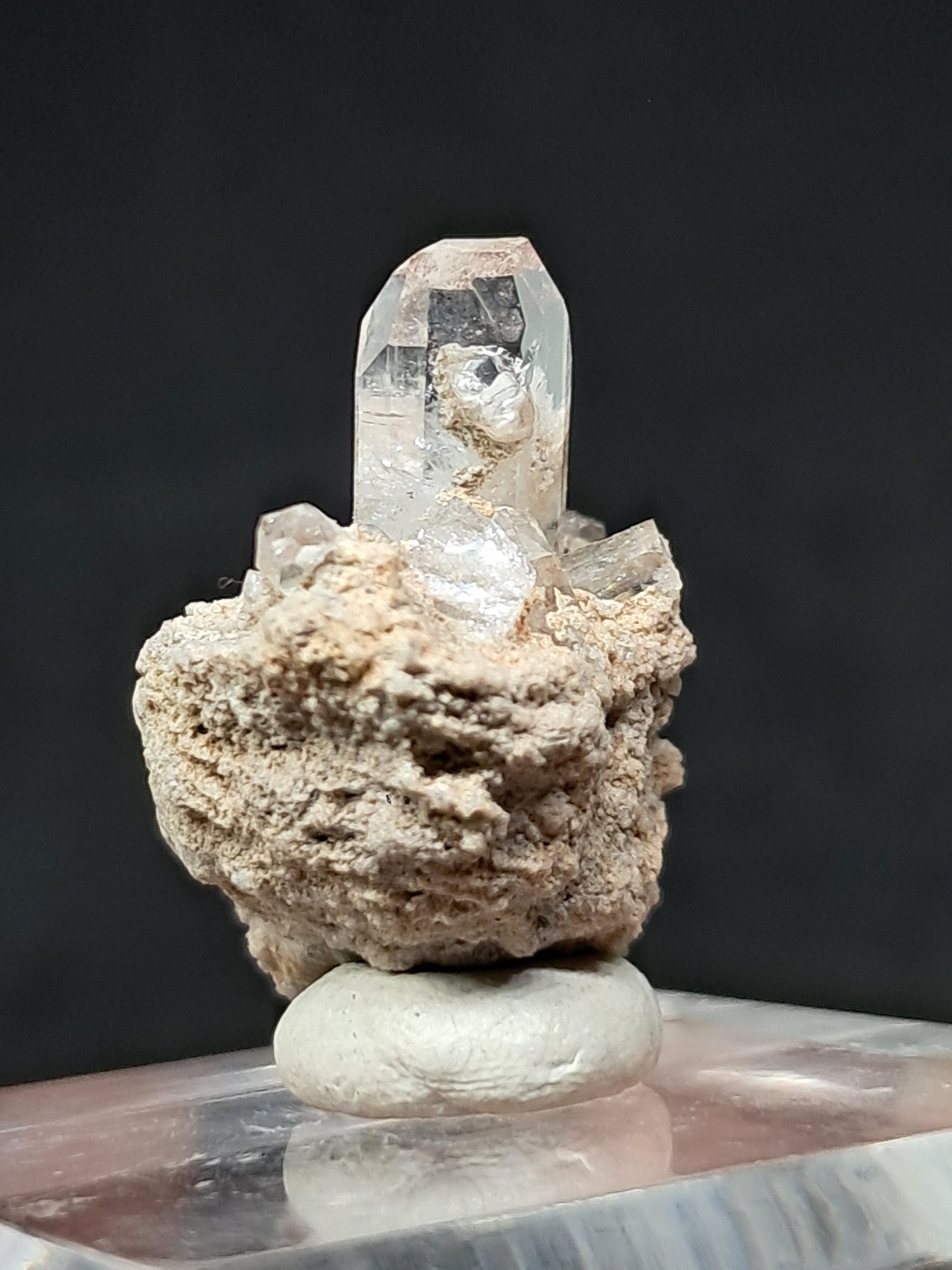 Cristal de topacio blanco natural en matriz (México), piedra preciosa rara | Ejemplar mineral n.° TPZ4