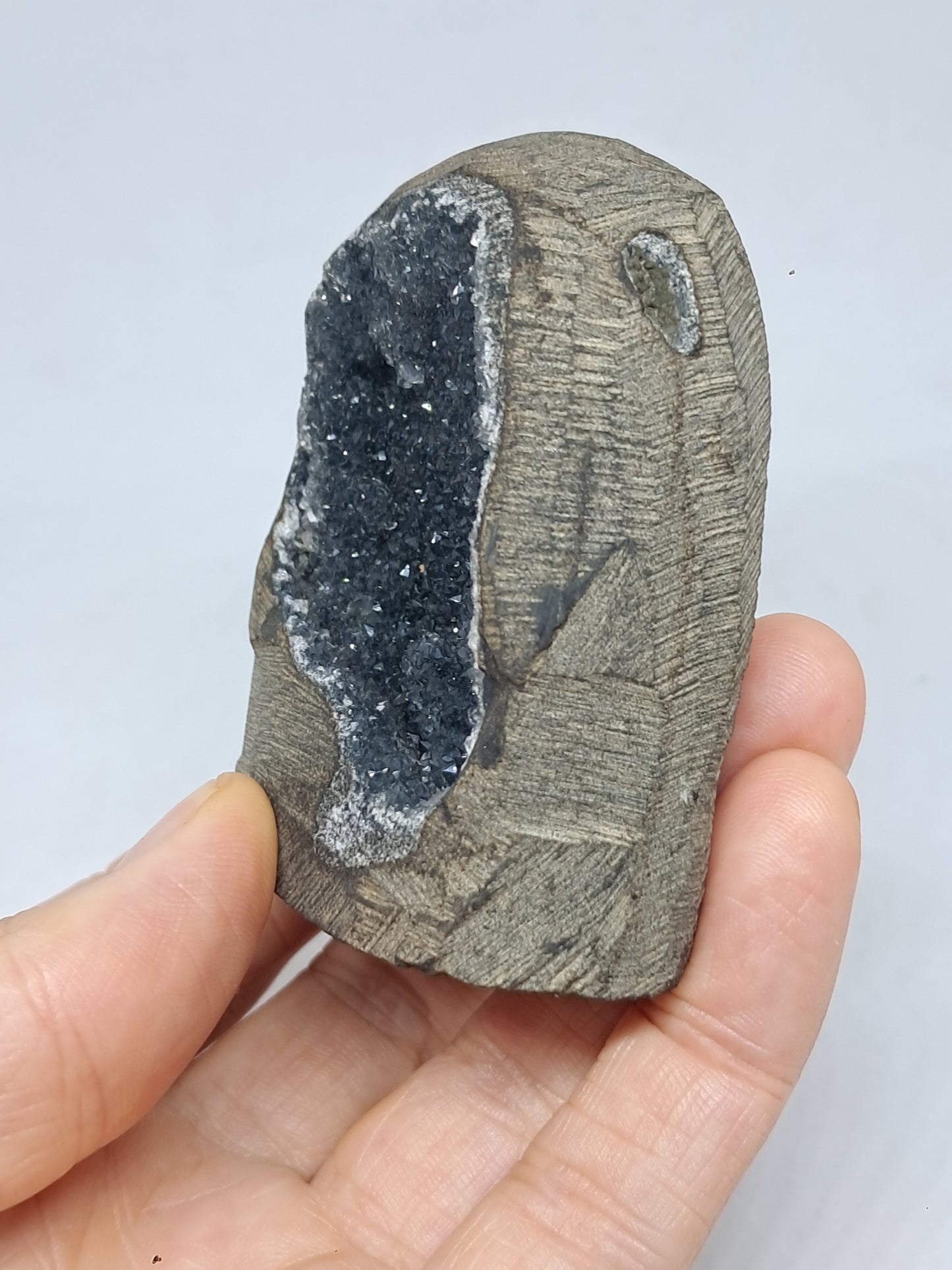 Calcedonia negra en geoda de basalto (Nashik) | Cristal natural | Ejemplar mineral n.° BC11