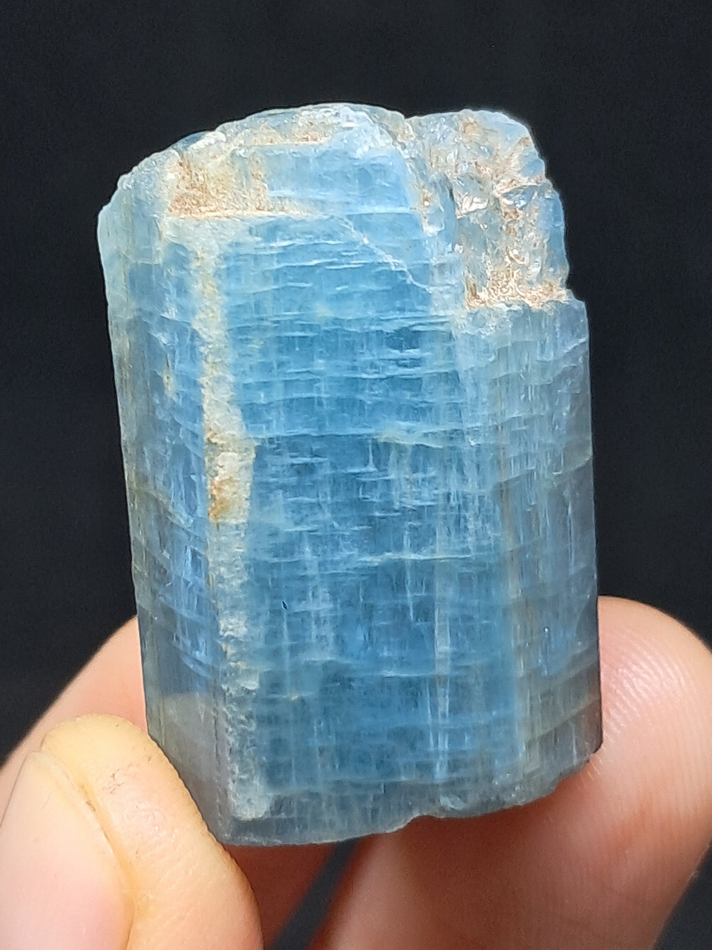 Aguamarina de alta calidad (Karur) en bruto, cristal hexagonal | Ejemplar mineral n.° AQM17