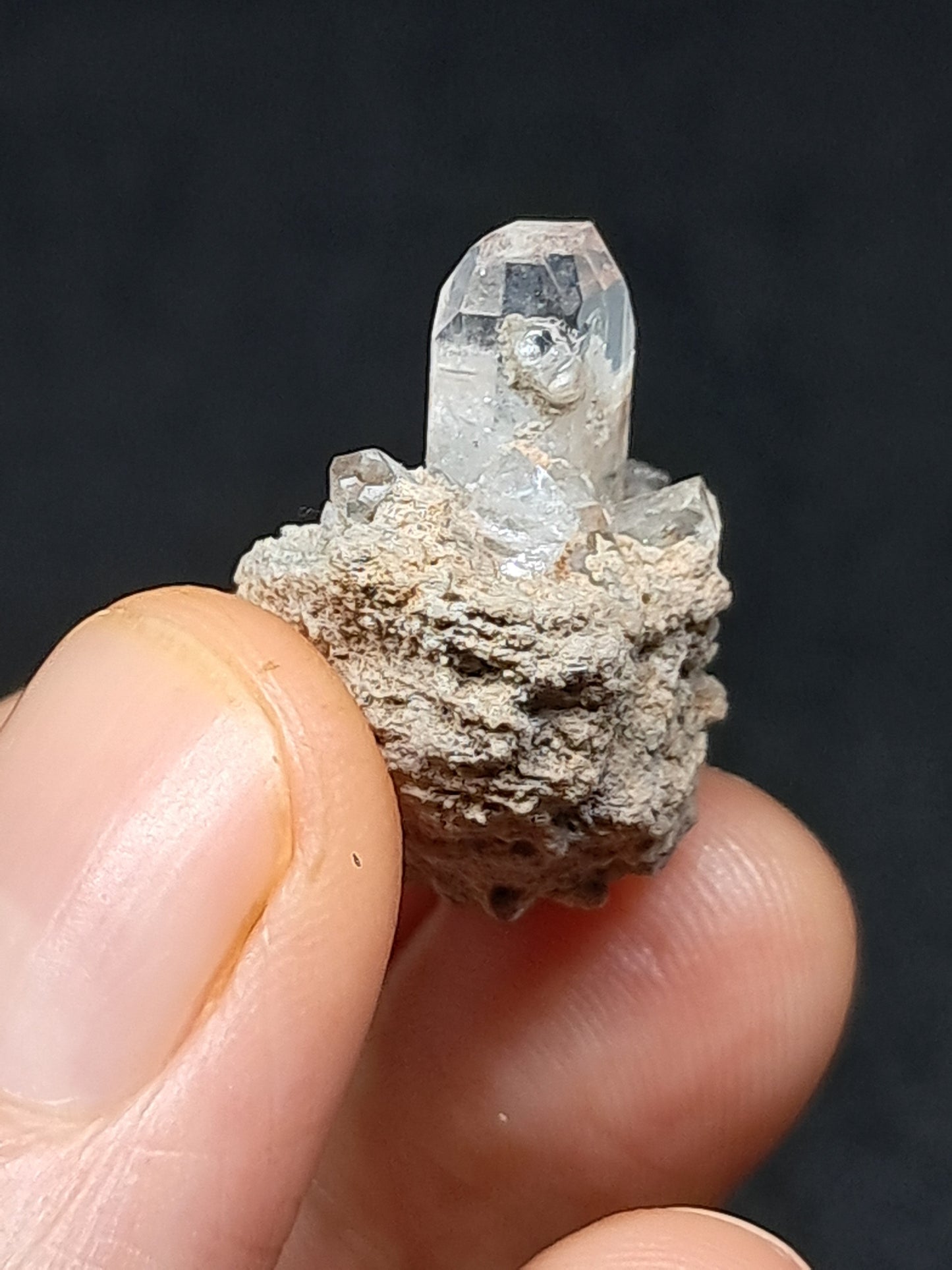 Cristal de topacio blanco natural en matriz (México), piedra preciosa rara | Ejemplar mineral n.° TPZ4