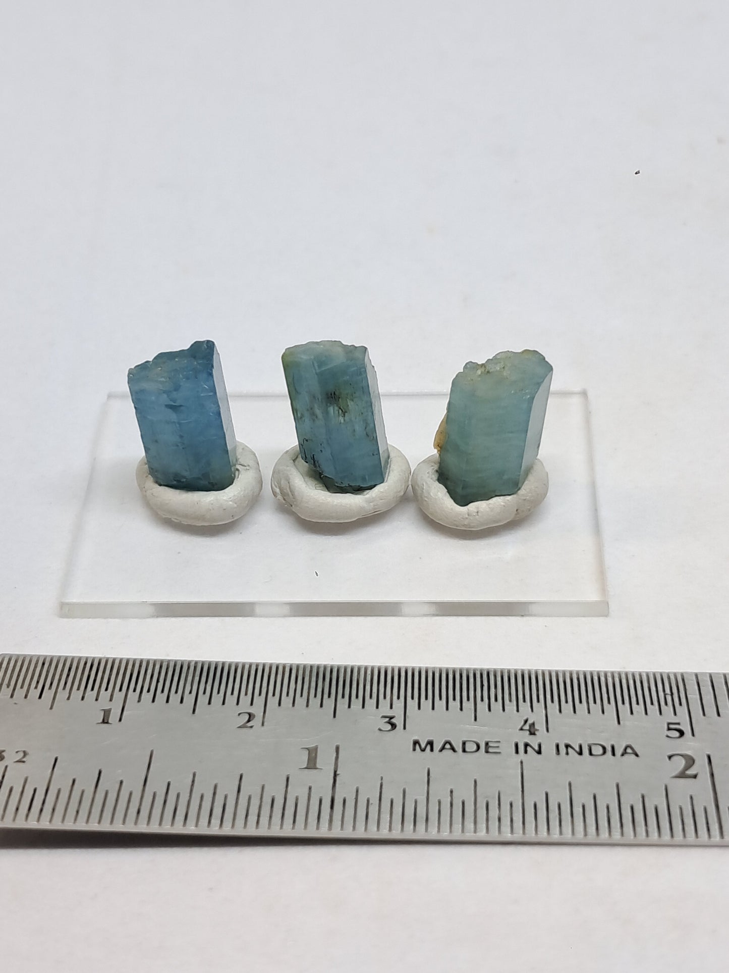 Conjunto de 3 Aguamarinas (Karur) Cristales Hexagonales en Bruto | Ejemplar Mineral n.° AQM28
