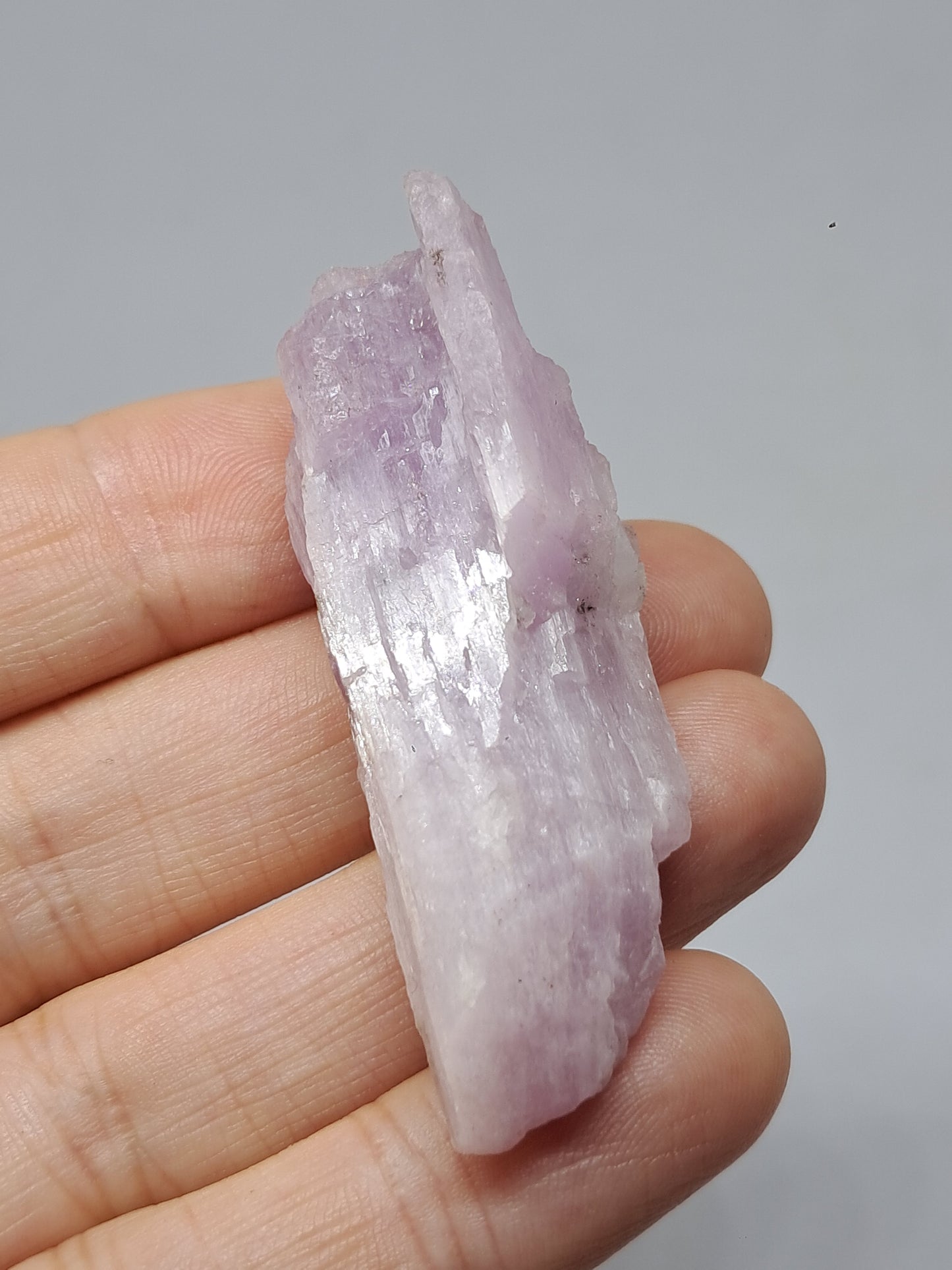 Cristal de kunzita en bruto (Madagascar), piedra natural en bruto | Espécimen de espodumena n.° KZ3