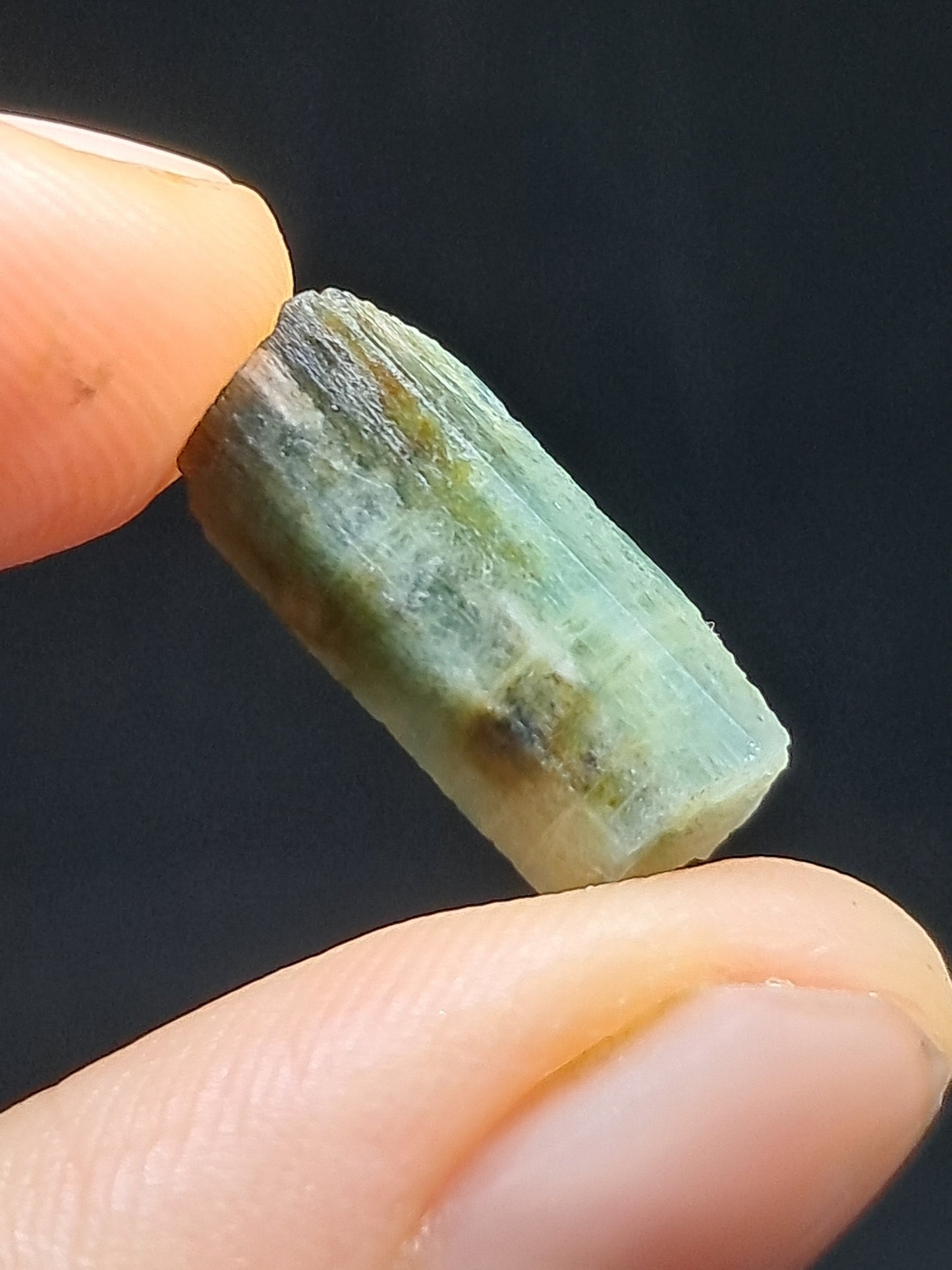 Aguamarina (Karur) Cristal hexagonal en bruto | Ejemplar mineral n.° AQM21