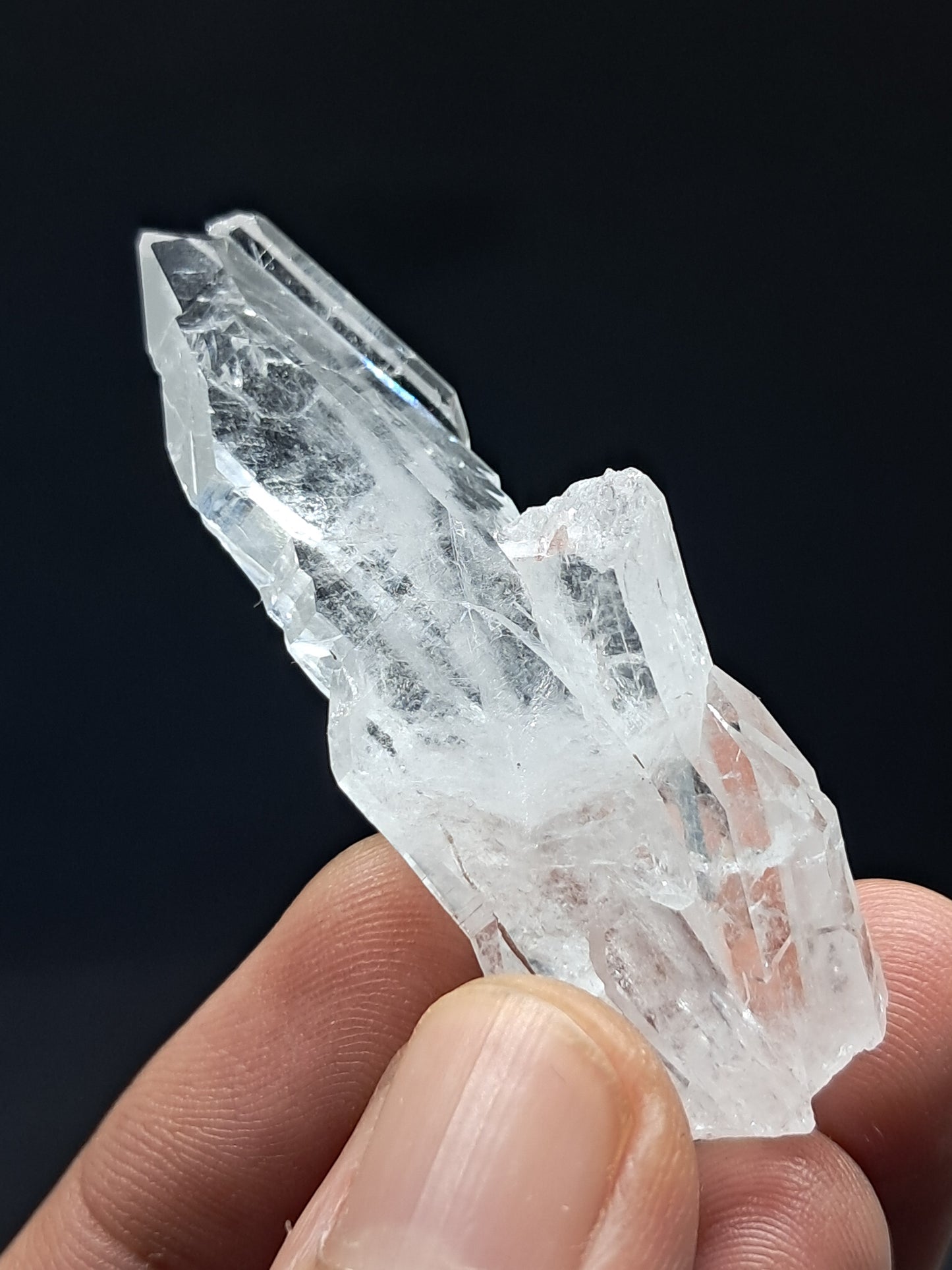 Cuarzo transparente desvanecido con crecimiento escalonado (Santander, Colombia) Punta natural | Ejemplar mineral n.° COQ14