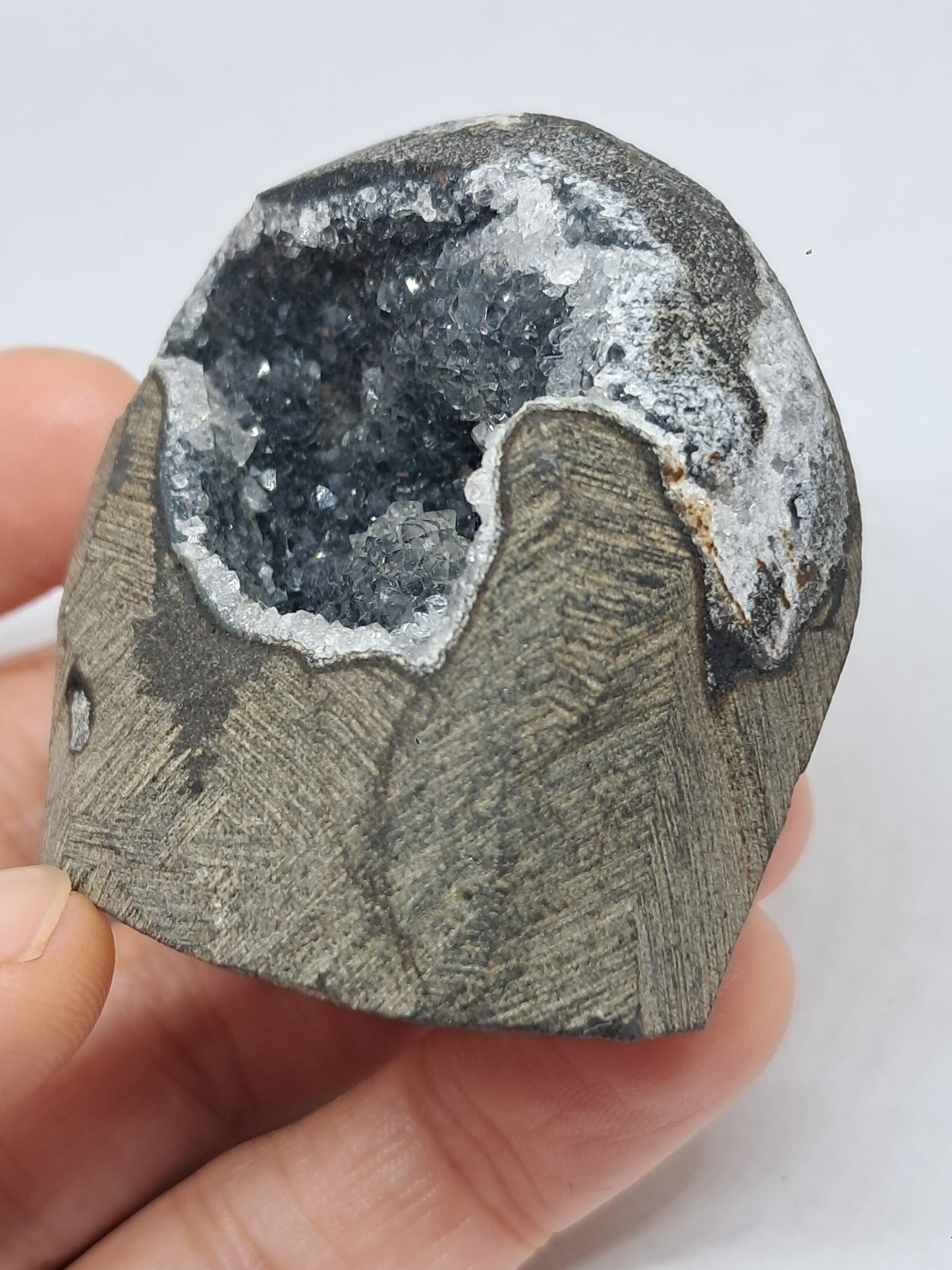 Calcedonia negra en geoda de basalto (Nashik) | Cristal natural | Ejemplar mineral n.° BC16