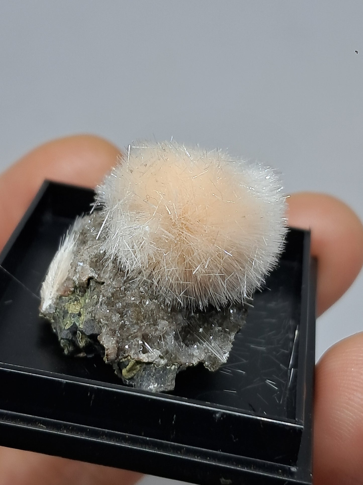 Mesolita color melocotón sobre heulandita (Madhya Pradesh), cristal natural | Ejemplar mineral n.° MS13